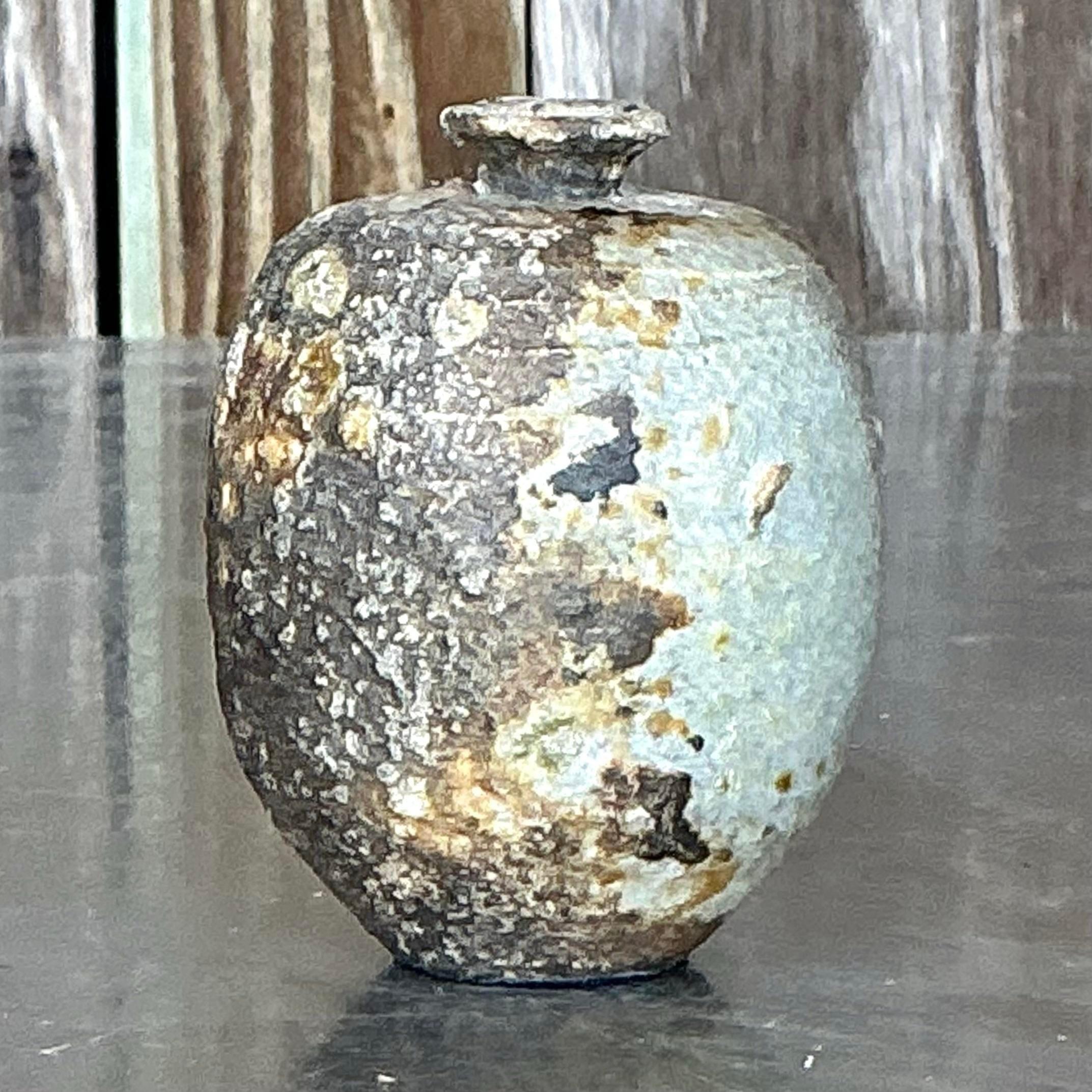 Élevez votre décor avec ce charmant vase vintage en poterie Boho studio. Petit mais saisissant, ses tons terreux et sa texture artisanale en font un accent polyvalent pour tout espace. Parfait pour présenter des fleurs fraîches ou comme pièce