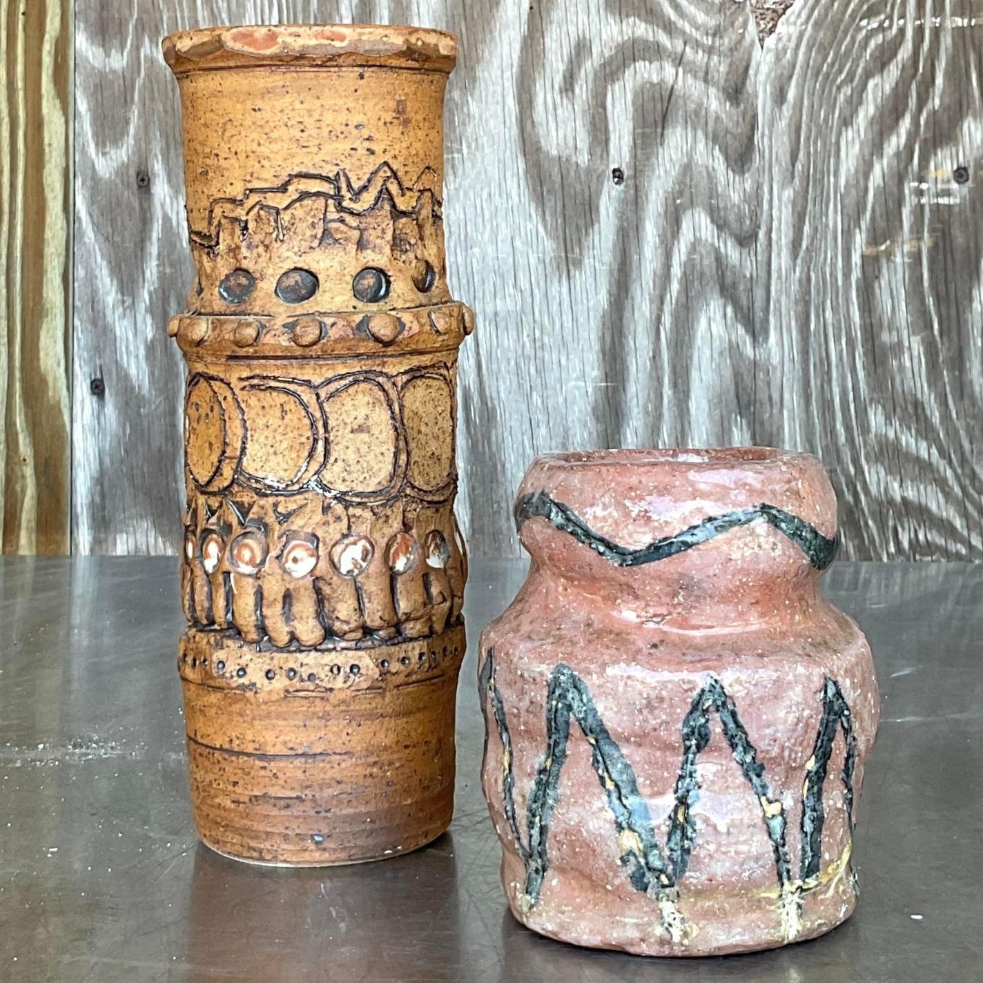 Los jarrones Vintage Boho Original Studio Pottery ofrecen una visión cautivadora del mundo de la artesanía y el estilo bohemio. Estos jarrones distintivos no son meros recipientes; son expresiones de creatividad e individualidad, y cada uno cuenta