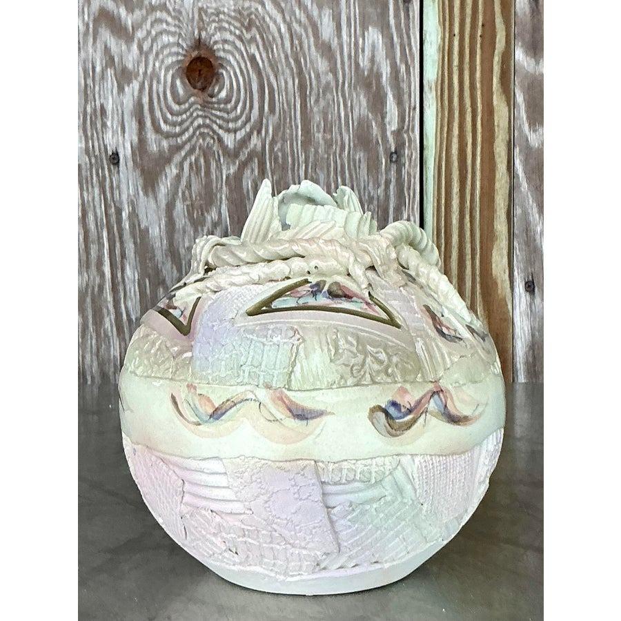 Questo vaso vintage in studio Pottery è un vero pezzo artigianale, realizzato con cura e originalità. Caratterizzato da una tavolozza di colori terrosi e texture organiche, incarna un fascino rustico e artistico che si integra con qualsiasi spazio.