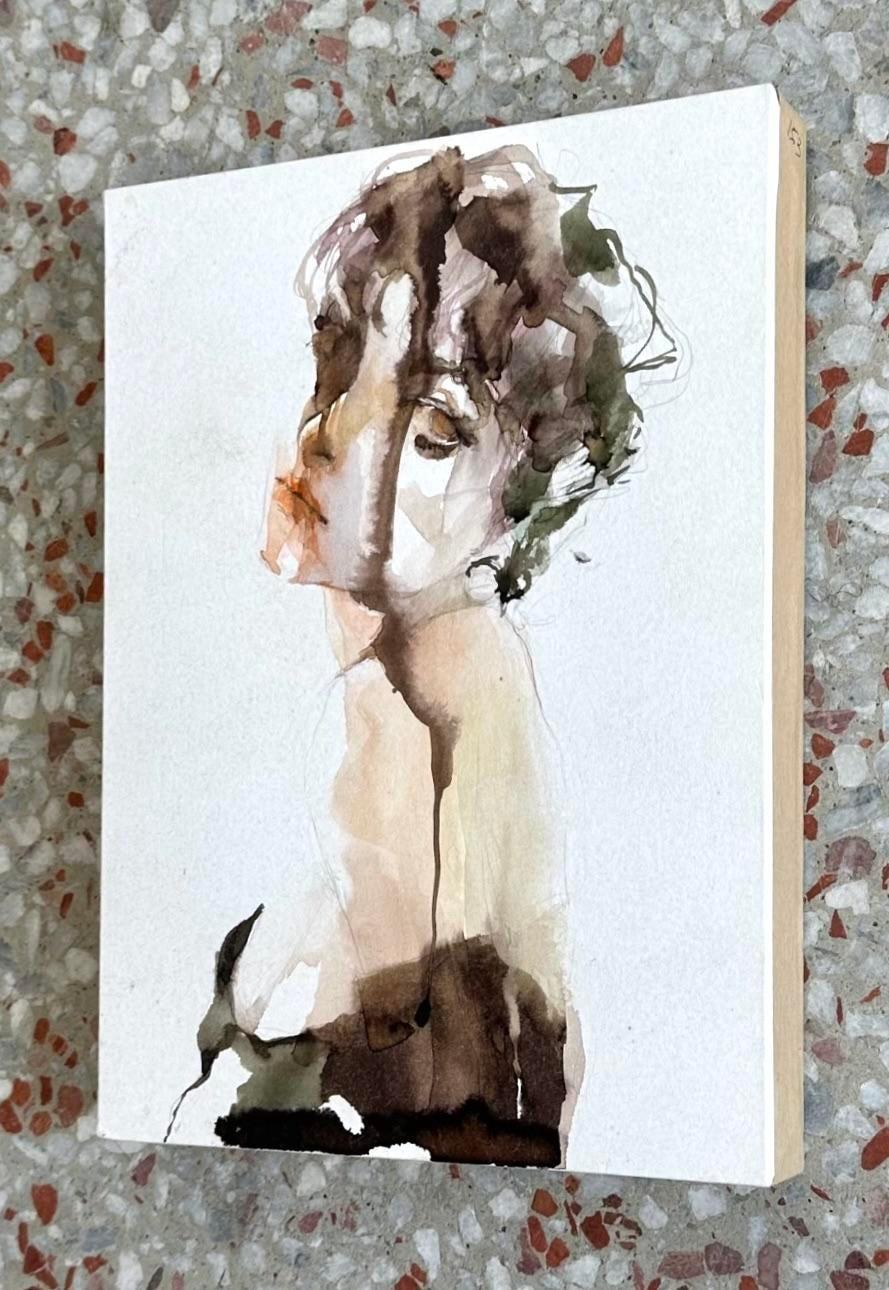 Ein Original-Aquarell im Boho-Stil, das eine weibliche Figur darstellt, die elegant auf einen Kastenrahmen montiert ist. Die subtilen und doch ausdrucksstarken Pinselstriche fangen die Essenz von Emotionen und Schönheit in diesem Werk ein und machen