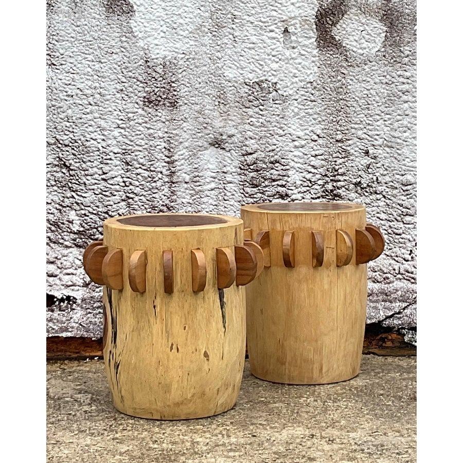 Añade un toque de encanto boho a tu espacio con este par de taburetes bajos de pala vintage. Con un diseño único en forma de paleta y fabricados en madera natural, estos taburetes aportan estilo y funcionalidad sin esfuerzo a cualquier habitación.
