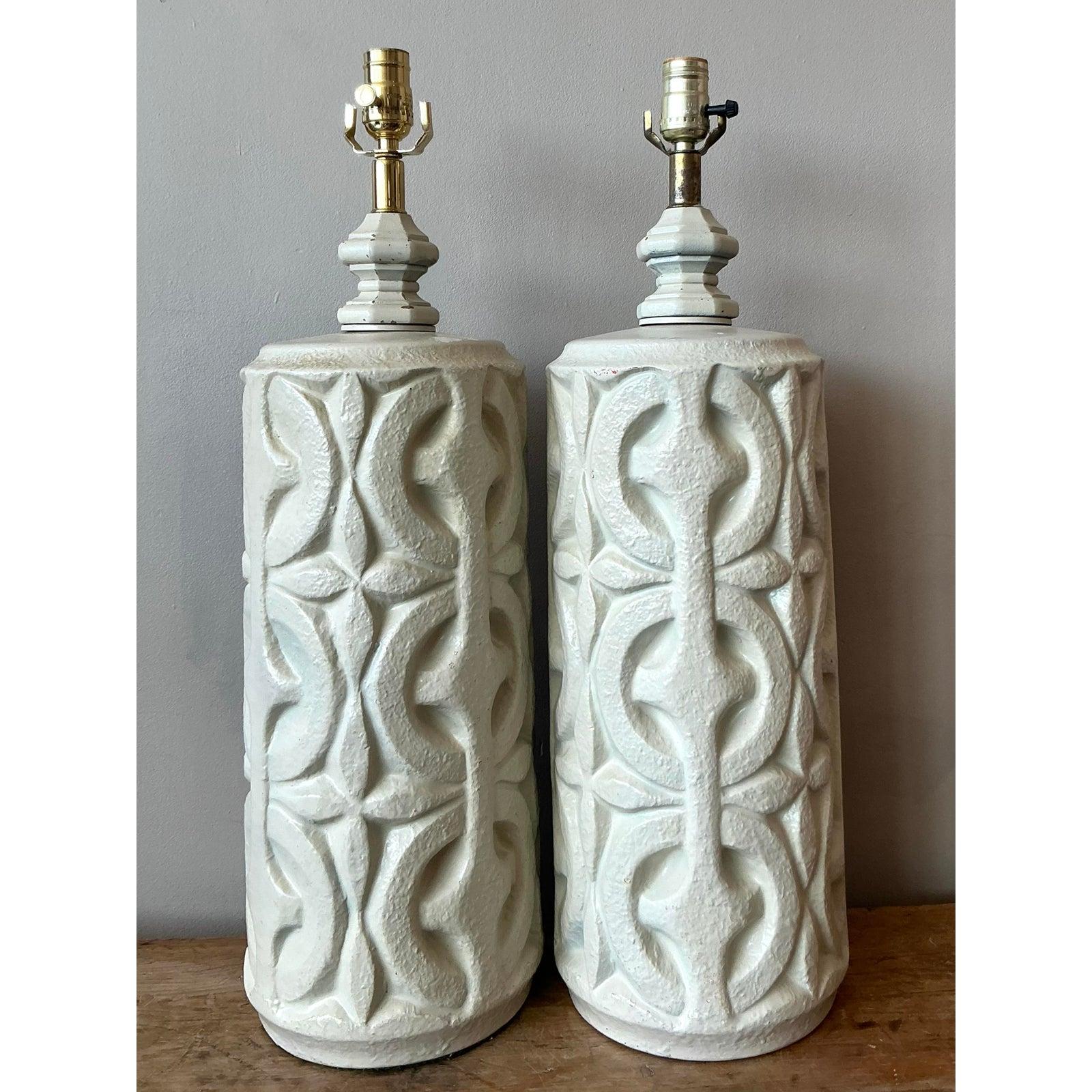 Illuminez votre espace avec cette captivante paire de lampes de table Vintage Boho en céramique peinte, qui témoigne de la sensibilité audacieuse et artistique du design du milieu du 20e siècle. Chaque lampe présente une base en céramique sculptée