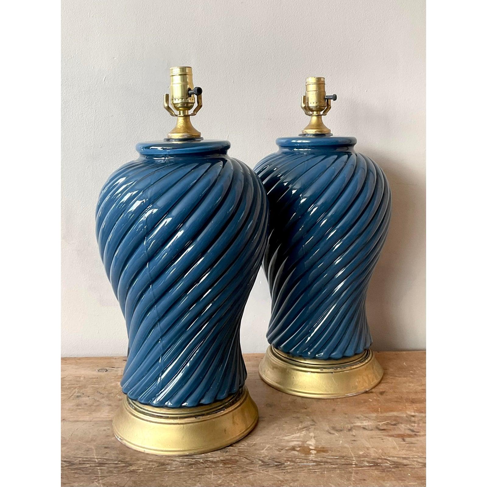 Verleihen Sie Ihrem Wohnraum mit diesem bezaubernden Lampenpaar im Boho-Chic einen lebendigen Hauch von Vintage-Charme. Jede Leuchte hat einen auffälligen, gewirbelten Glaskörper, der in einem satten Indigoblau lackiert ist und die Aufmerksamkeit