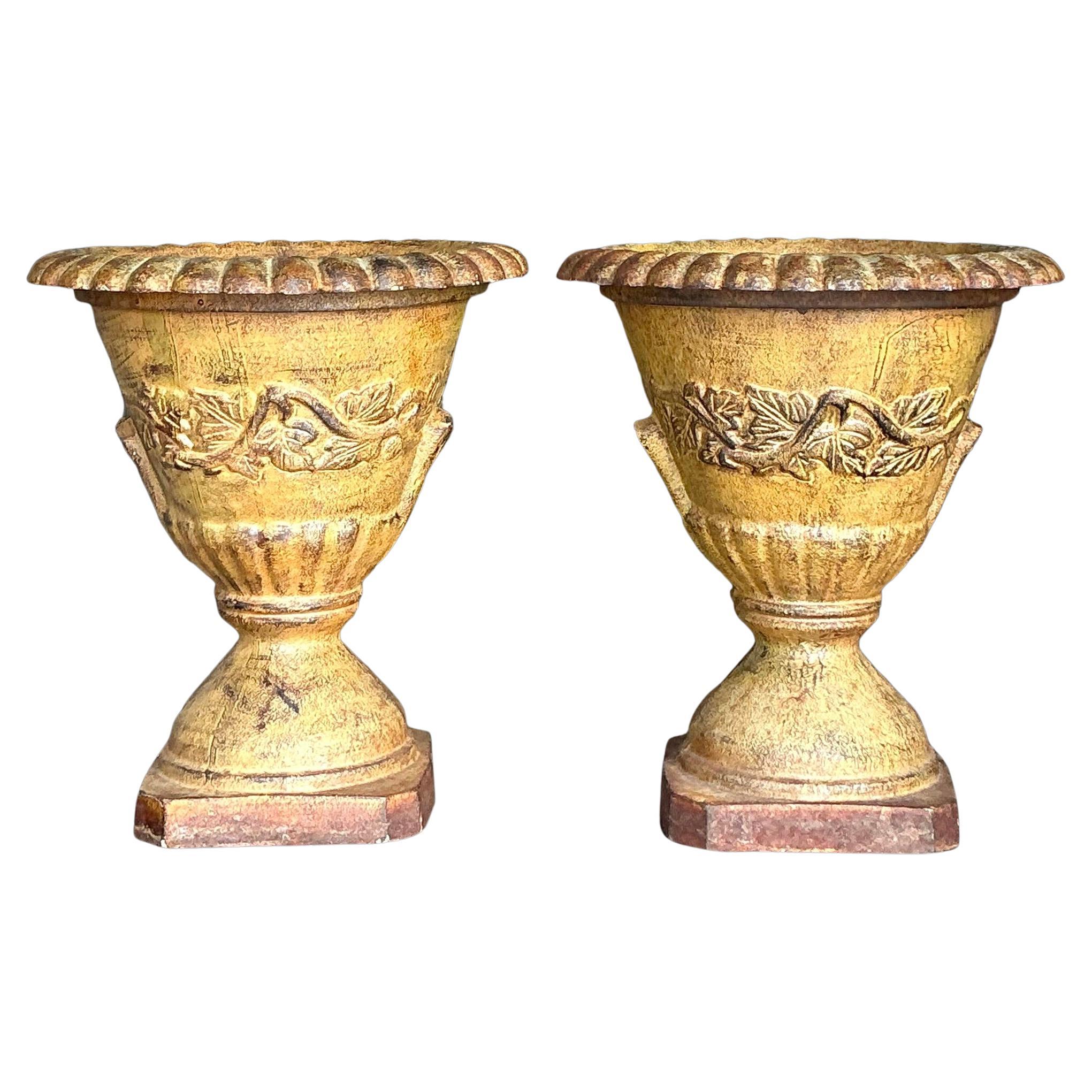 Vintage Boho bemalte Eisen Urnen - ein Paar