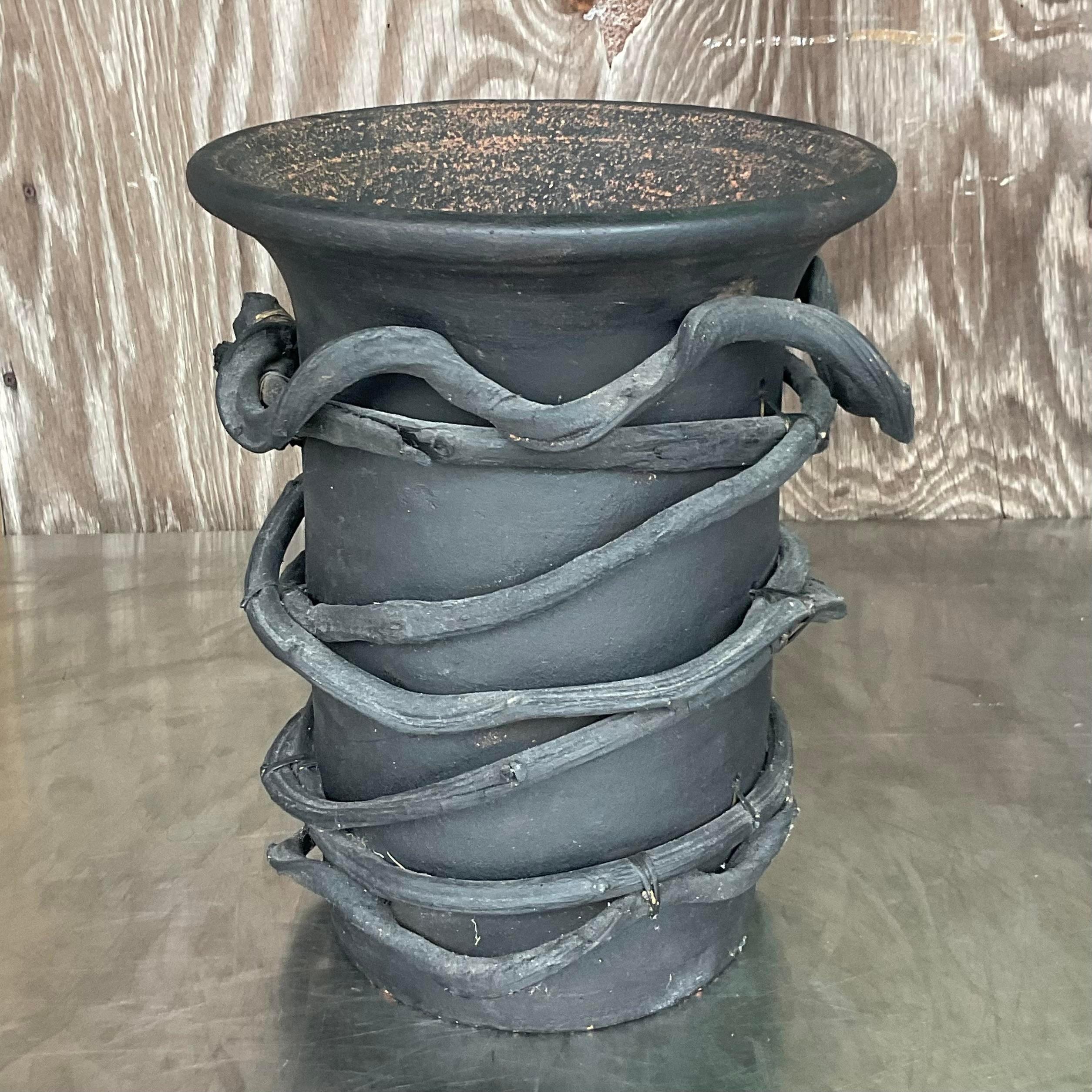 Vintage Boho bemalte Studio-Keramik-Vase mit umwickelter Weinrebenvase, Vintage (amerikanisch) im Angebot