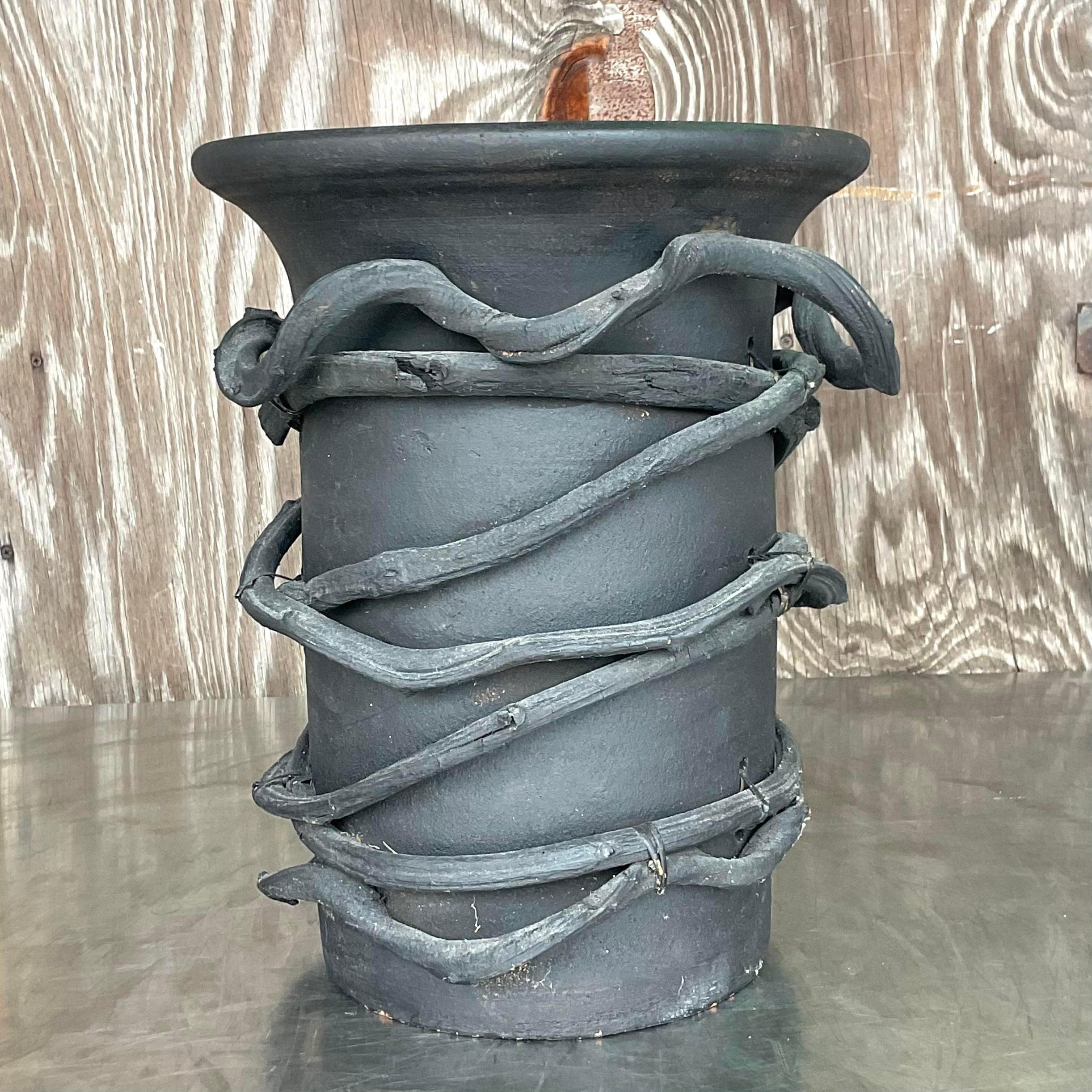 Vintage Boho bemalte Studio-Keramik-Vase mit umwickelter Weinrebenvase, Vintage im Zustand „Gut“ im Angebot in west palm beach, FL