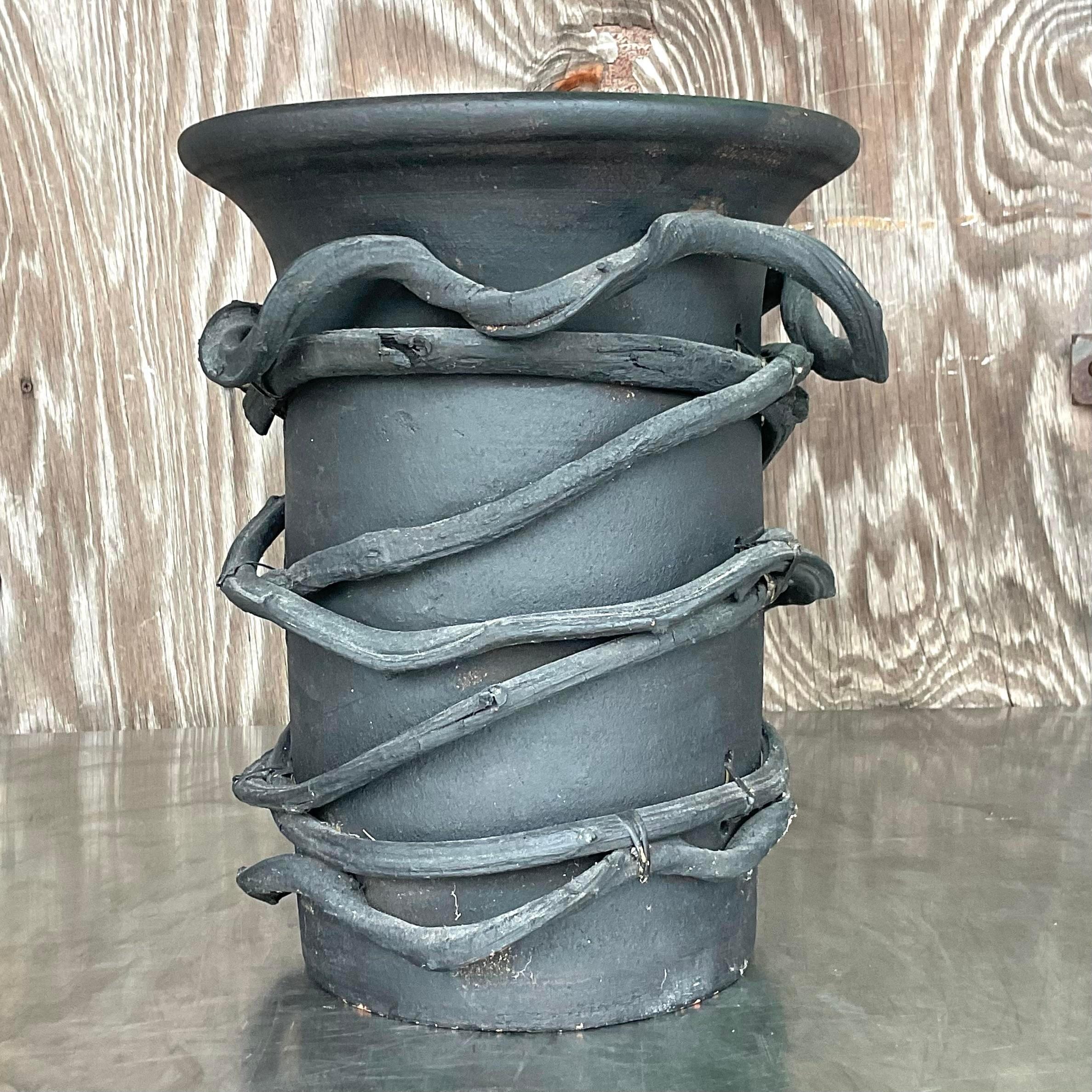 Vintage Boho bemalte Studio-Keramik-Vase mit umwickelter Weinrebenvase, Vintage (20. Jahrhundert) im Angebot