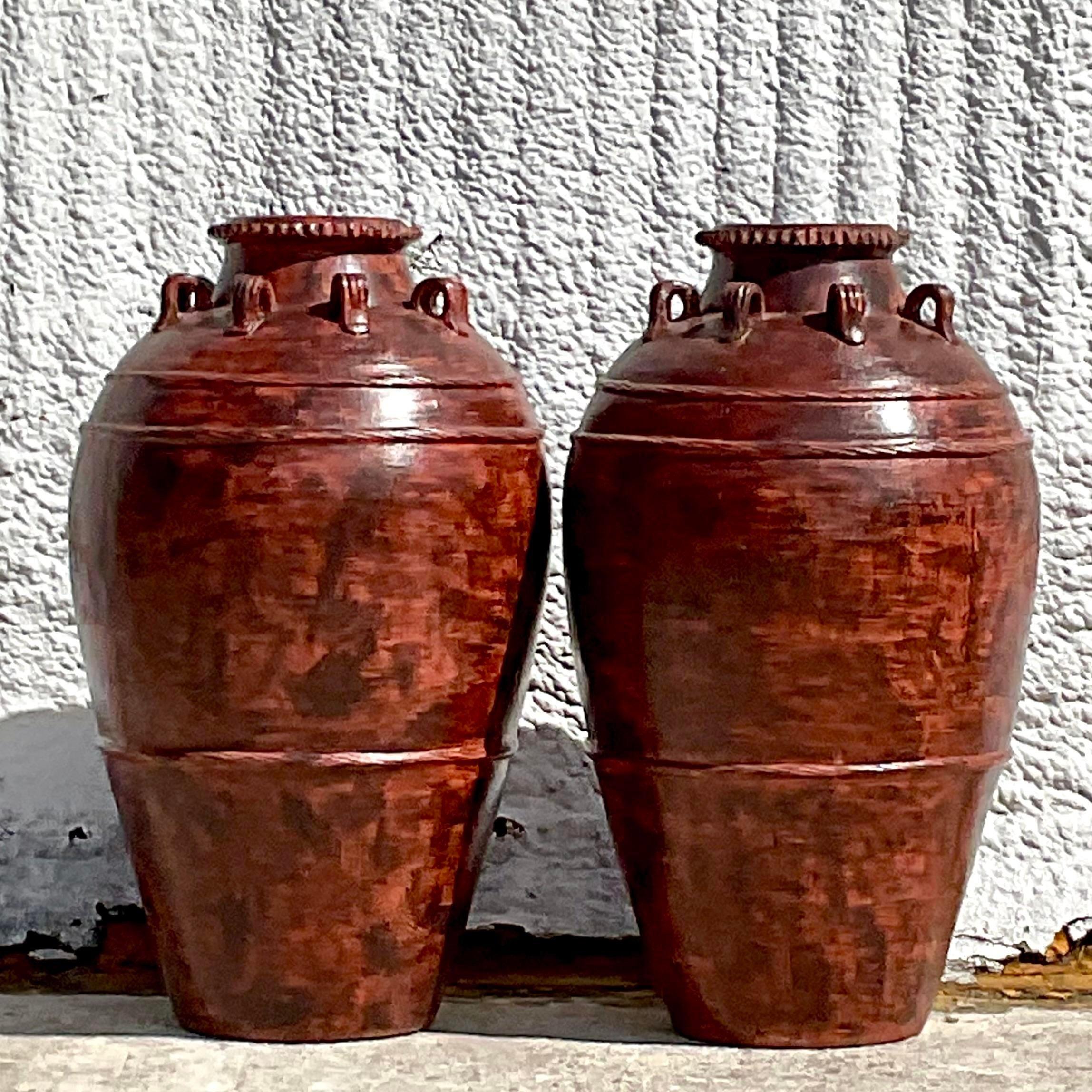 Vintage Boho bemalte Terrakotta-Urne im Vintage-Stil – ein Paar (Farbe) im Angebot