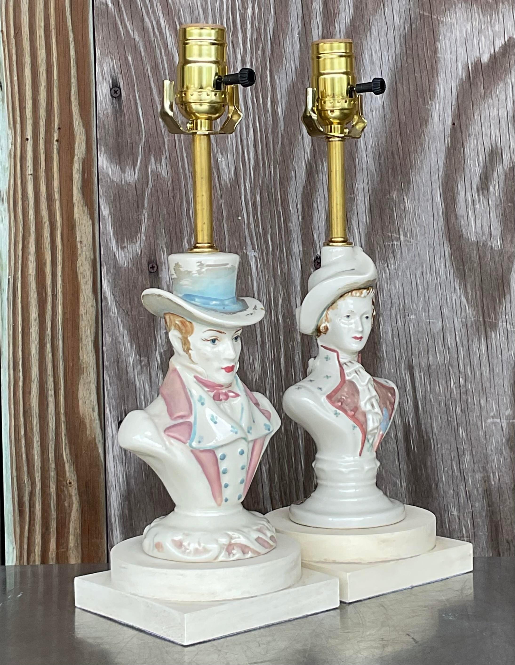 Illuminez votre espace avec charme et caractère en utilisant cette paire de lampes messieurs boho vintage. Ces lampes, qui représentent des figures de gentlemen distingués, apportent une touche de fantaisie et d'élégance à n'importe quelle pièce.