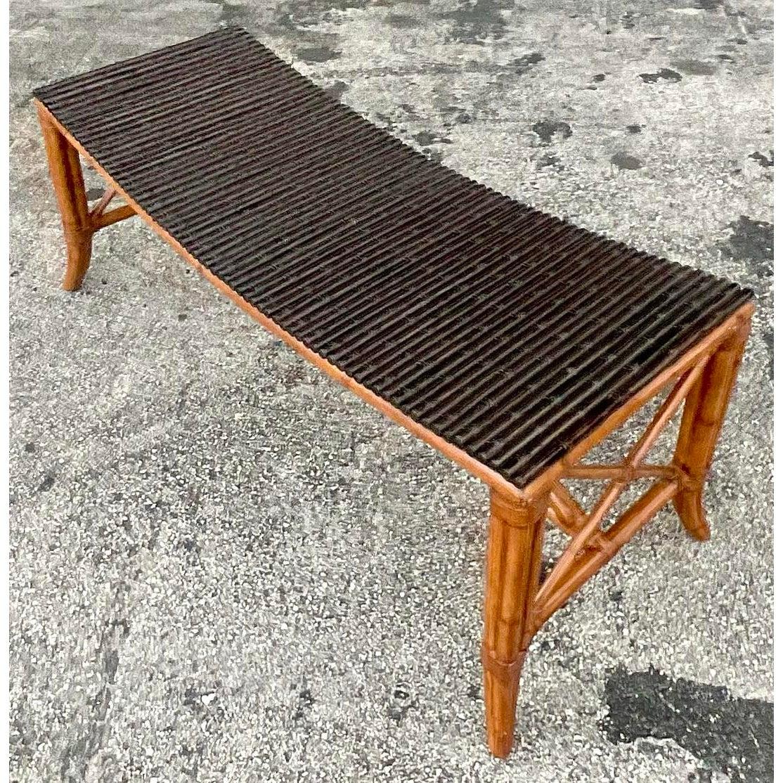 Abraza la relajada elegancia de este Banco de Bambú Vintage Boho Palecek, un magnífico ejemplo del diseño costero californiano de los años 70. Fabricado con exquisita atención a los materiales naturales, este banco presenta un elegante armazón