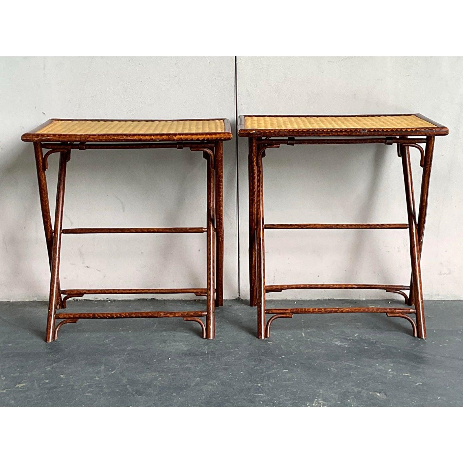 Découvrez le charme de l'élégance fonctionnelle avec cette exquise paire de tables-plateaux pliantes Vintage By. D'une esthétique Boho Chic décontractée, ces tables présentent des plateaux en rotin magnifiquement tressé, encadrés par des bambous