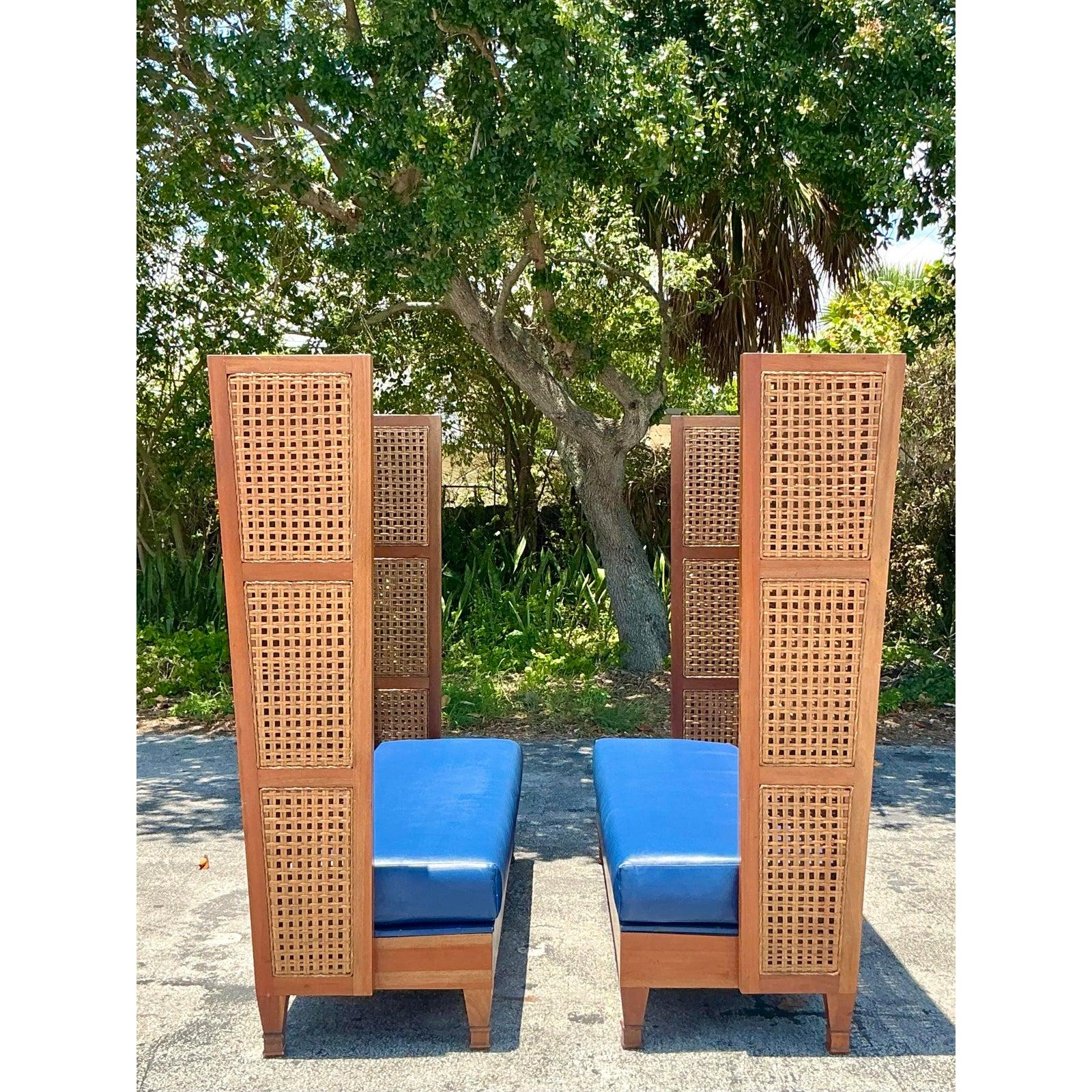 Rehaussez votre espace avec cette exquise banquette Vintage Boho Palm Beach Breakers Hotel à haut dossier en rotin, inspirée des designs emblématiques de Kenneth Cobonpue. Avec sa silhouette architecturale remarquable et ses panneaux de canne