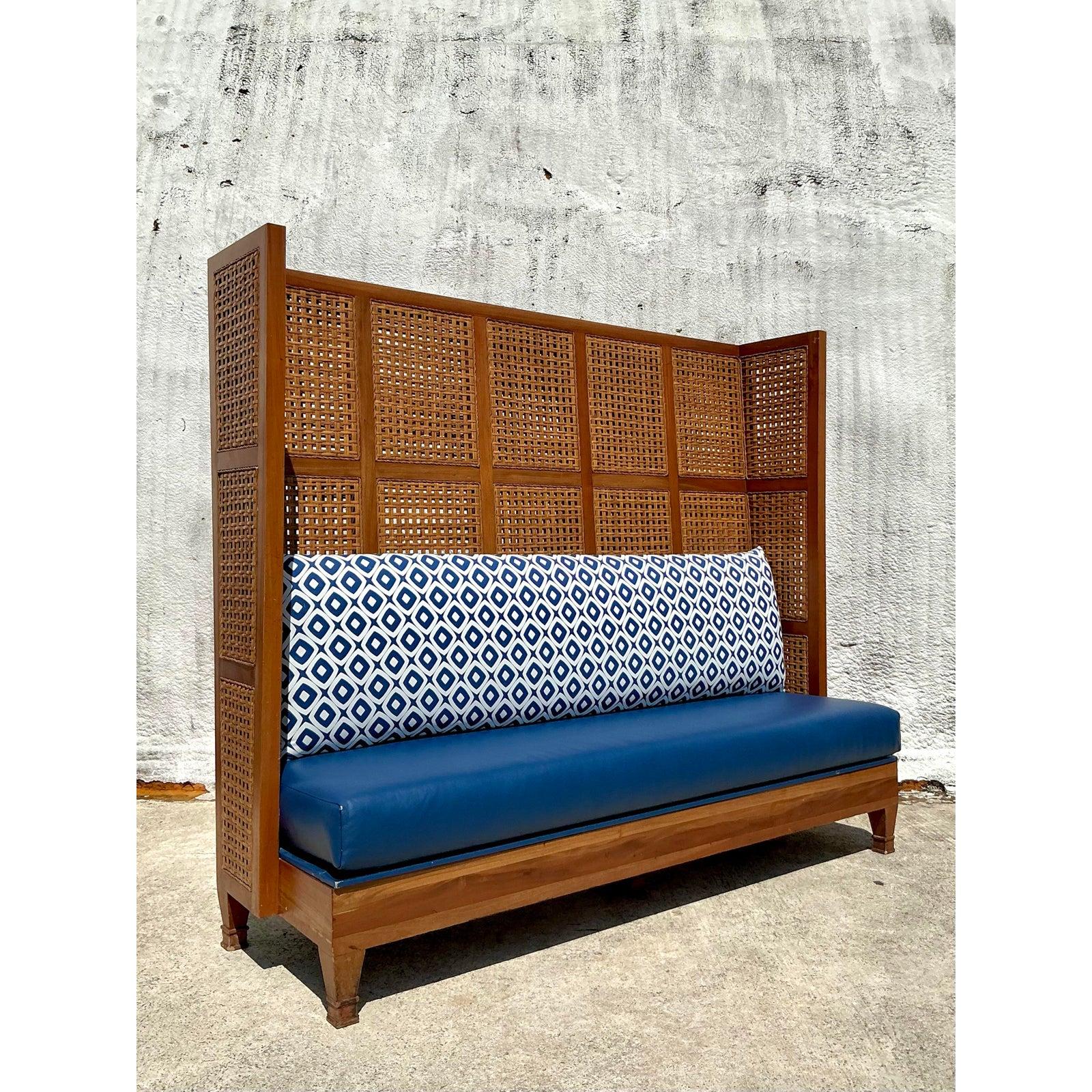 Banc en rotin à haut dossier de style Boho Palm Beach Breakers Hotel, d'après Kenneth Cobo Bon état - En vente à west palm beach, FL
