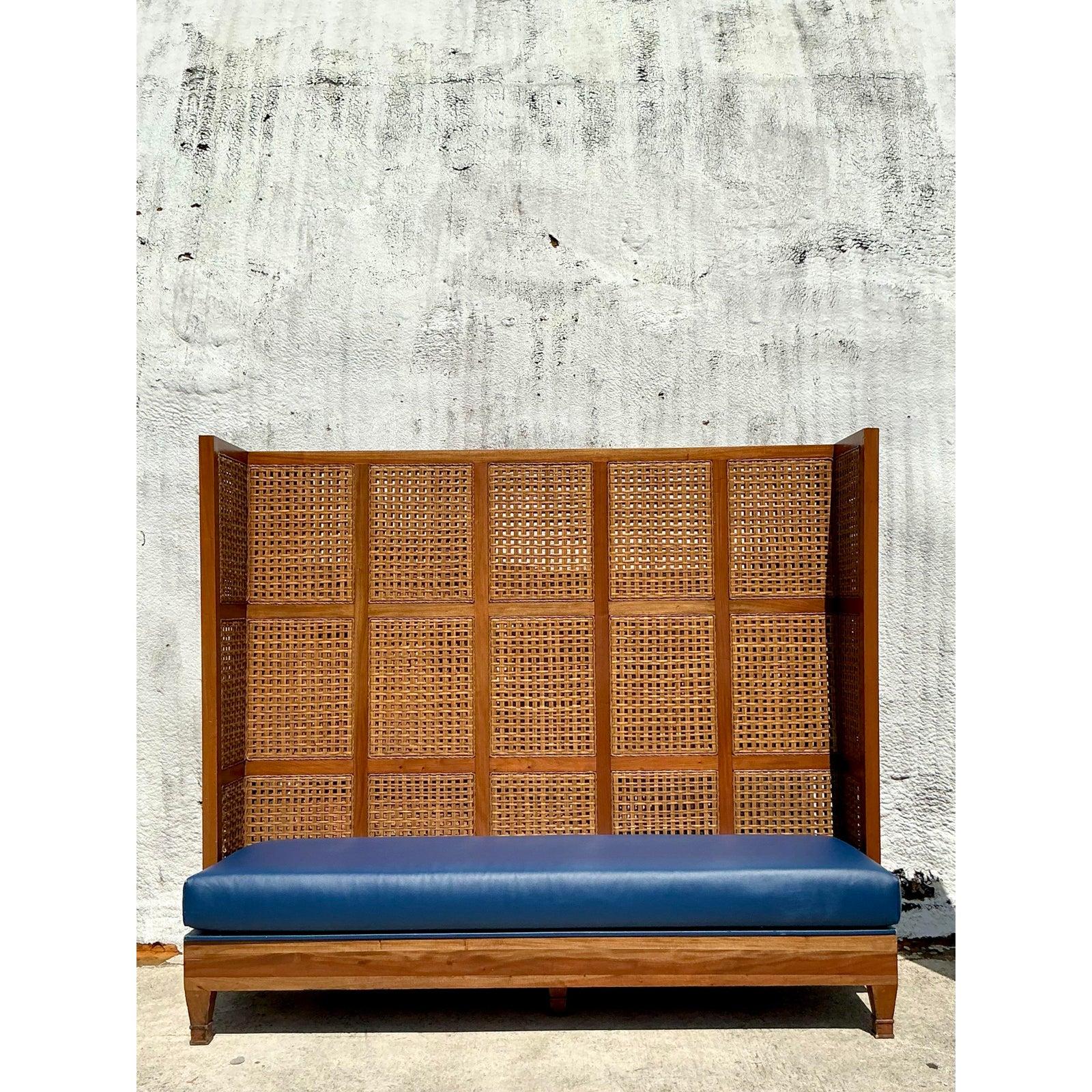 20ième siècle Banc en rotin à haut dossier de style Boho Palm Beach Breakers Hotel, d'après Kenneth Cobo en vente