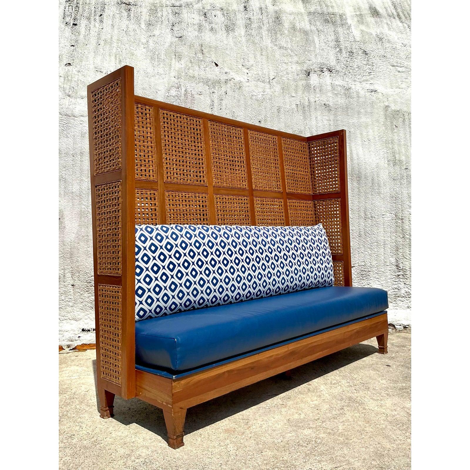 Tissu d'ameublement Banc en rotin à haut dossier de style Boho Palm Beach Breakers Hotel, d'après Kenneth Cobo en vente