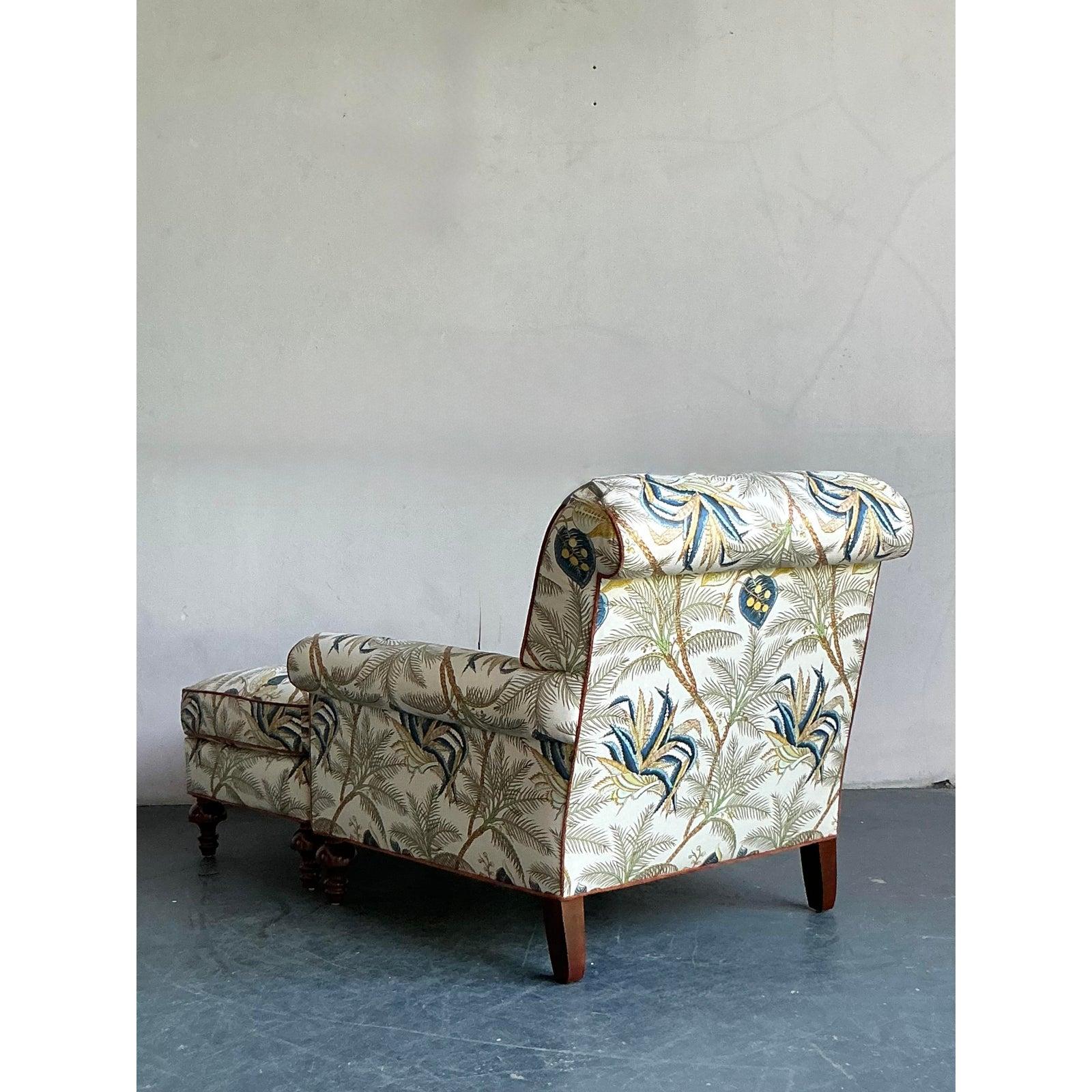 Erleben Sie die perfekte Verbindung von klassischem Komfort und exotischem Flair mit diesem hübschen Set aus Clubsessel und Ottomane im Vintage-Stil. Der Sessel ist im zeitlosen englischen Rollarm-Stil gefertigt und verfügt über eine tiefe,