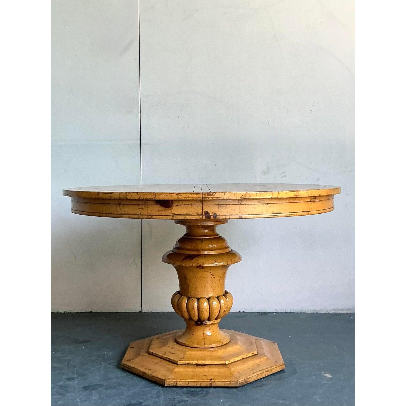 Riunisci amici e parenti attorno a questo tavolo da pranzo vintage eccezionalmente bello, uno splendido esempio di artigianato provinciale. Il piano rotondo presenta un bellissimo design a parquet, meticolosamente realizzato in pino massiccio per