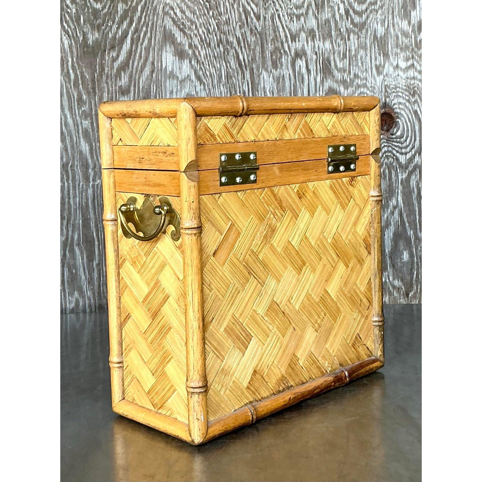 Cette boîte à couvercle en rotin vintage boho parquet est un parfait mélange d'artisanat naturel et de rangement fonctionnel. Doté d'un magnifique motif à chevrons tissé et renforcé par des bordures en bambou, ce meuble apporte chaleur et texture à