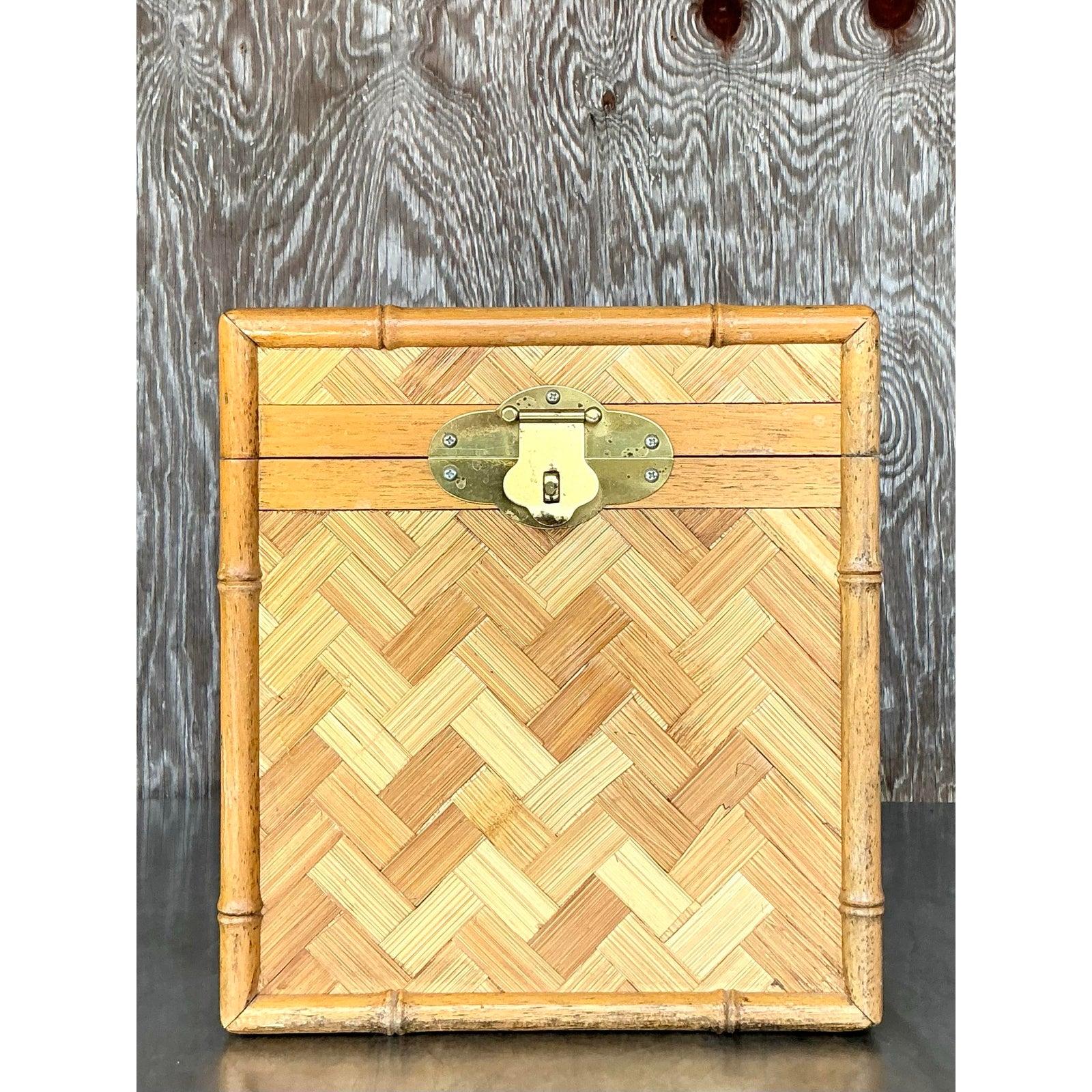 Boho Parquet Rattan à couvercle Bon état - En vente à west palm beach, FL