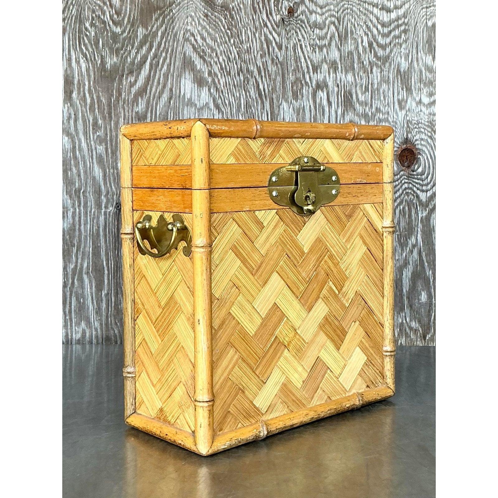 Laiton Boho Parquet Rattan à couvercle en vente