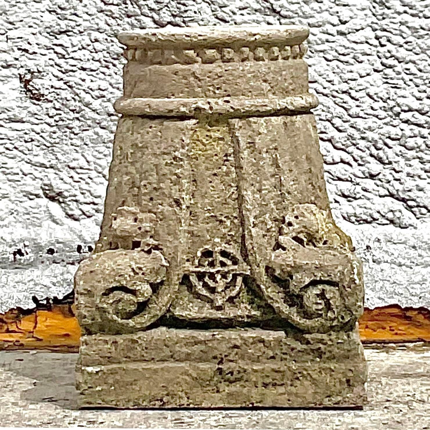 Un'affascinante colonna architettonica vintage in stile Boho patinato, che vanta una ricca patina e dettagli intricati. Questo pezzo fonde perfettamente il fascino bohémien con l'allure architettonica, rendendolo un'aggiunta intrigante a qualsiasi