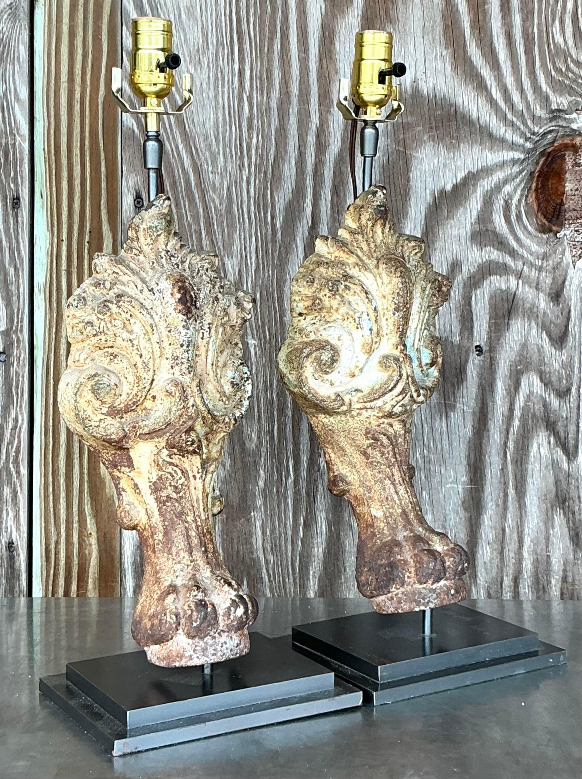 Lámparas Vintage Boho Patinadas de Elementos Arquitectónicos - un Par Estadounidense en venta