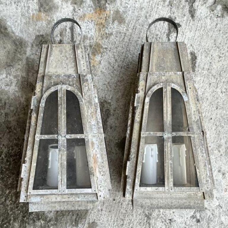 Illuminez votre maison avec une touche de charme vintage en utilisant cette paire d'appliques lumineuses d'extérieur de style américain Boho patiné Arts and Crafts. Avec leur patine d'origine, ces appliques allient l'artisanat artistique à