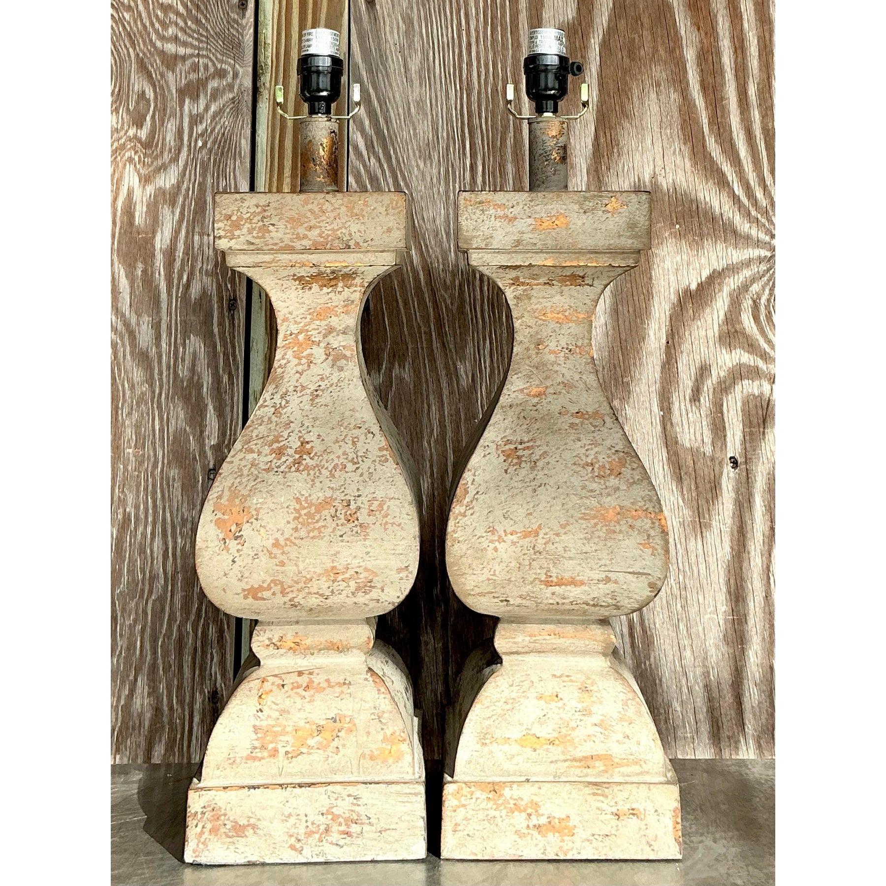 Realza tu decoración con el encanto atemporal de estas lámparas de balaustrada vintage boho patinadas. Fabricadas en madera envejecida con una pátina desgastada, estas lámparas presentan una elegante silueta de balaustrada que destila sofisticación
