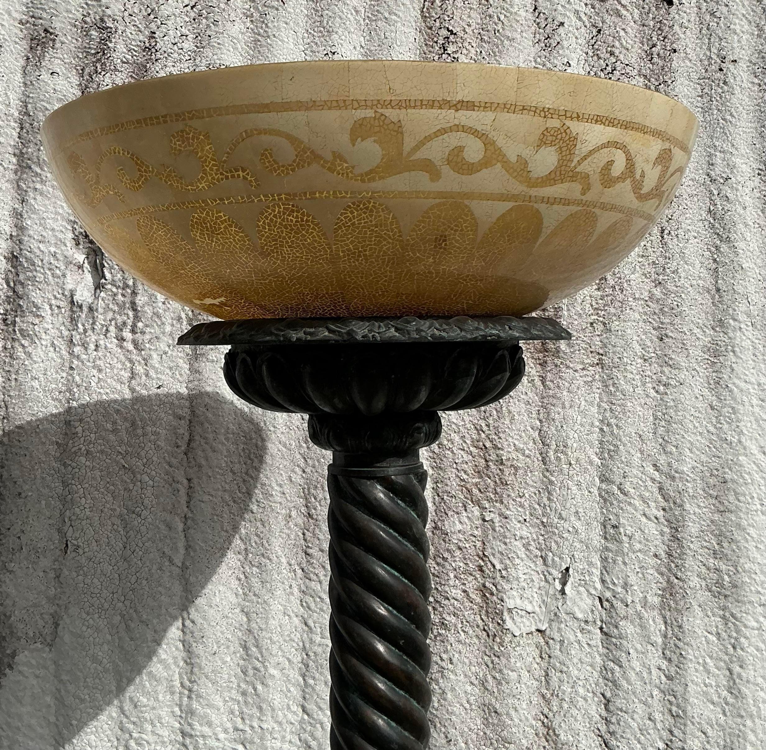 Esta lámpara de pie boho vintage con giro de cebada luce un bonito acabado patinado, que añade carácter y calidez a cualquier espacio. El diseño clásico de giro de cebada aporta un toque de elegancia rústica, mientras que su forma alta y esbelta lo