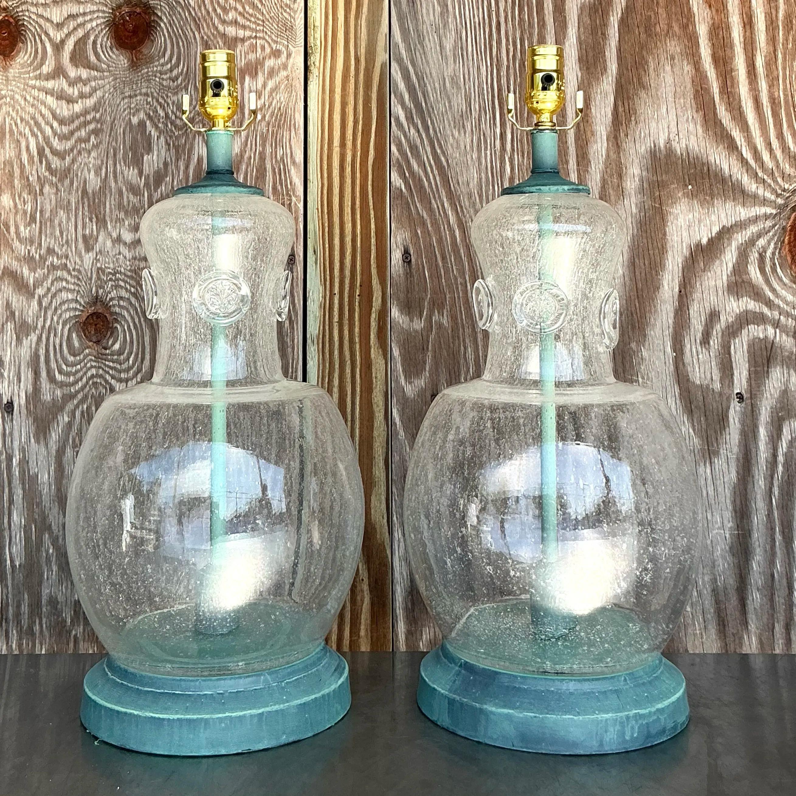 Une charmante paire de lampes vintage en verre soufflé de style bohème qui allie art et fonctionnalité. Ces pièces uniques présentent des bases en verre soufflé à la main aux formes organiques et aux tons riches et chauds, complétées par des détails