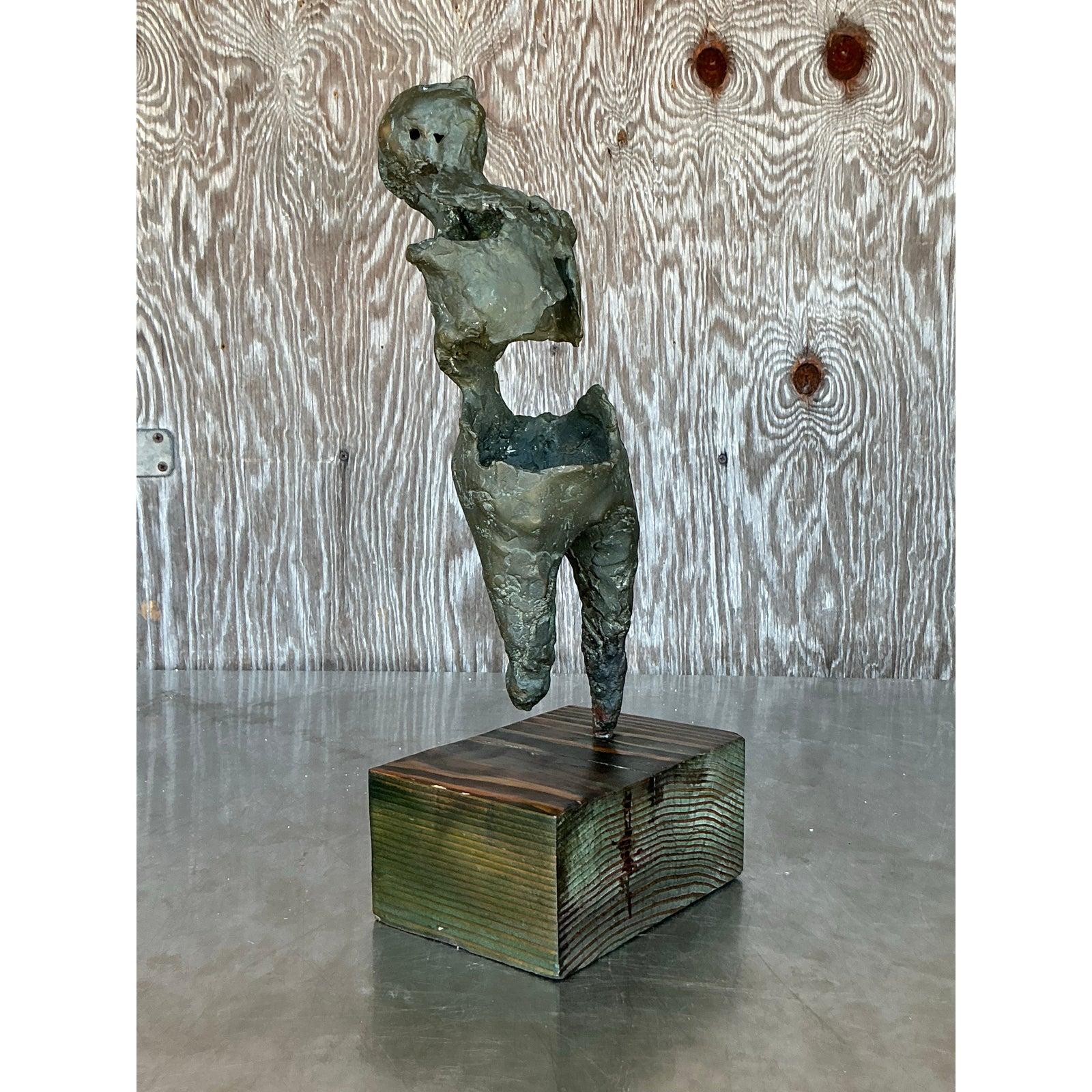 Scopri un'avvincente opera d'arte con questa straordinaria scultura figurativa astratta in bronzo patinato vintage, un pezzo che fonde con forza l'espressione grezza con la forma raffinata. Realizzata in bronzo massiccio, questa scultura presenta