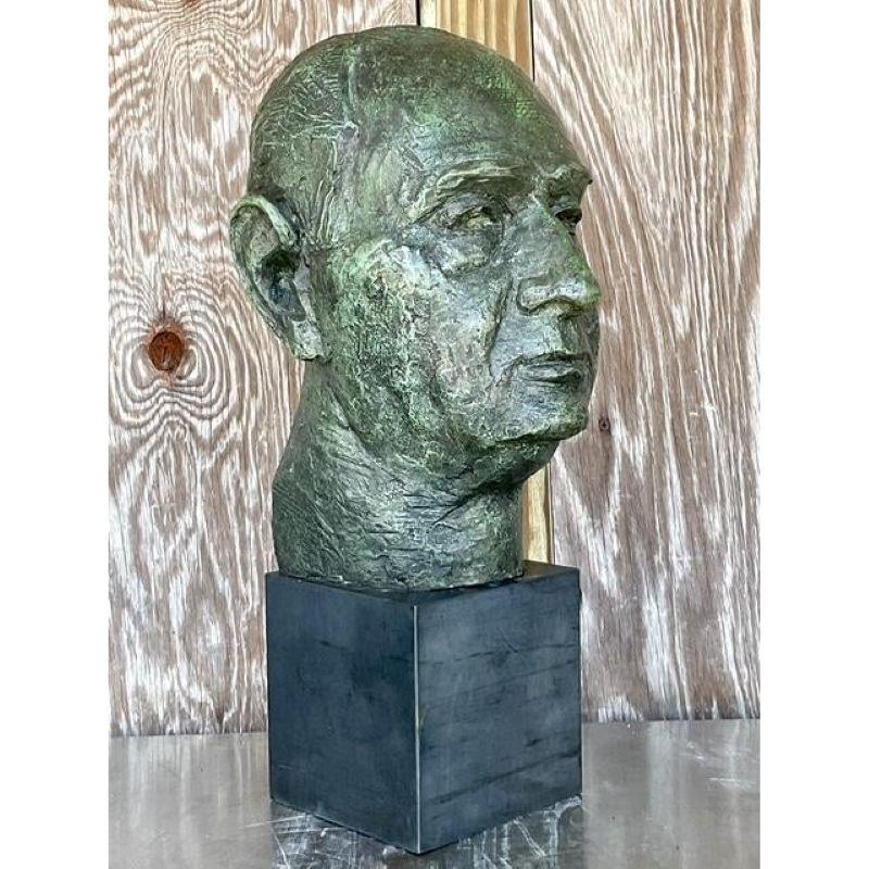 Questo busto ritratto d'epoca, che emana un profondo senso del carattere e della storia, è un'opera di scultura magistrale. L'artista ha catturato un'espressione potente e introspettiva, resa viva da una superficie fortemente strutturata e da una