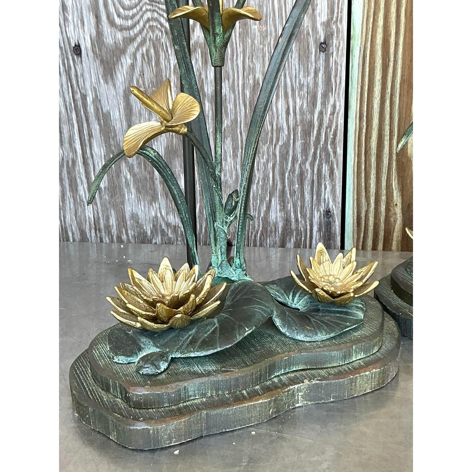 Illumina il tuo spazio con l'incantevole fascino della natura grazie a questa squisita coppia di lampade a ninfea in bronzo patinato vintage Boho. Queste lampade da tavolo di design sono una testimonianza di eccezionale maestria, con basi in bronzo