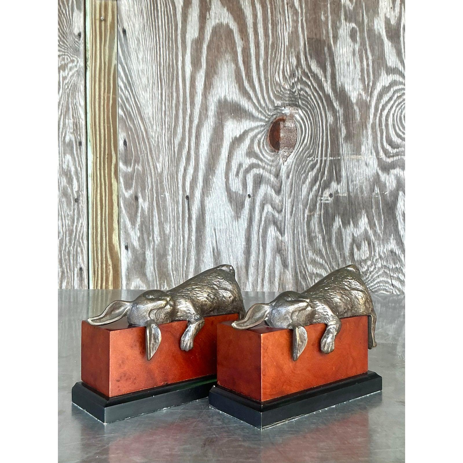 Sujetalibros Vintage Boho de Bronce Patinado Conejos sobre Bloques de Cuero - Juego de dos Estadounidense en venta