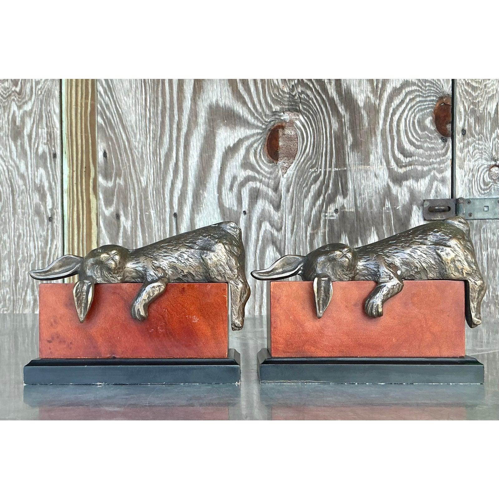 Sujetalibros Vintage Boho de Bronce Patinado Conejos sobre Bloques de Cuero - Juego de dos siglo XX en venta