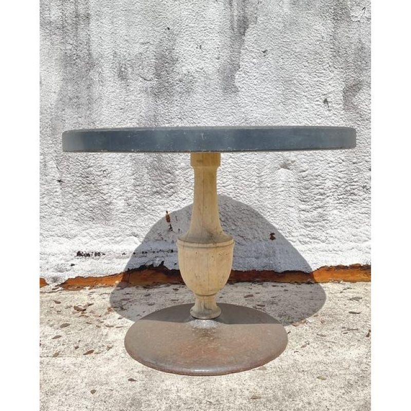Vintage Boho Patinated Cafe Tisch (20. Jahrhundert) im Angebot