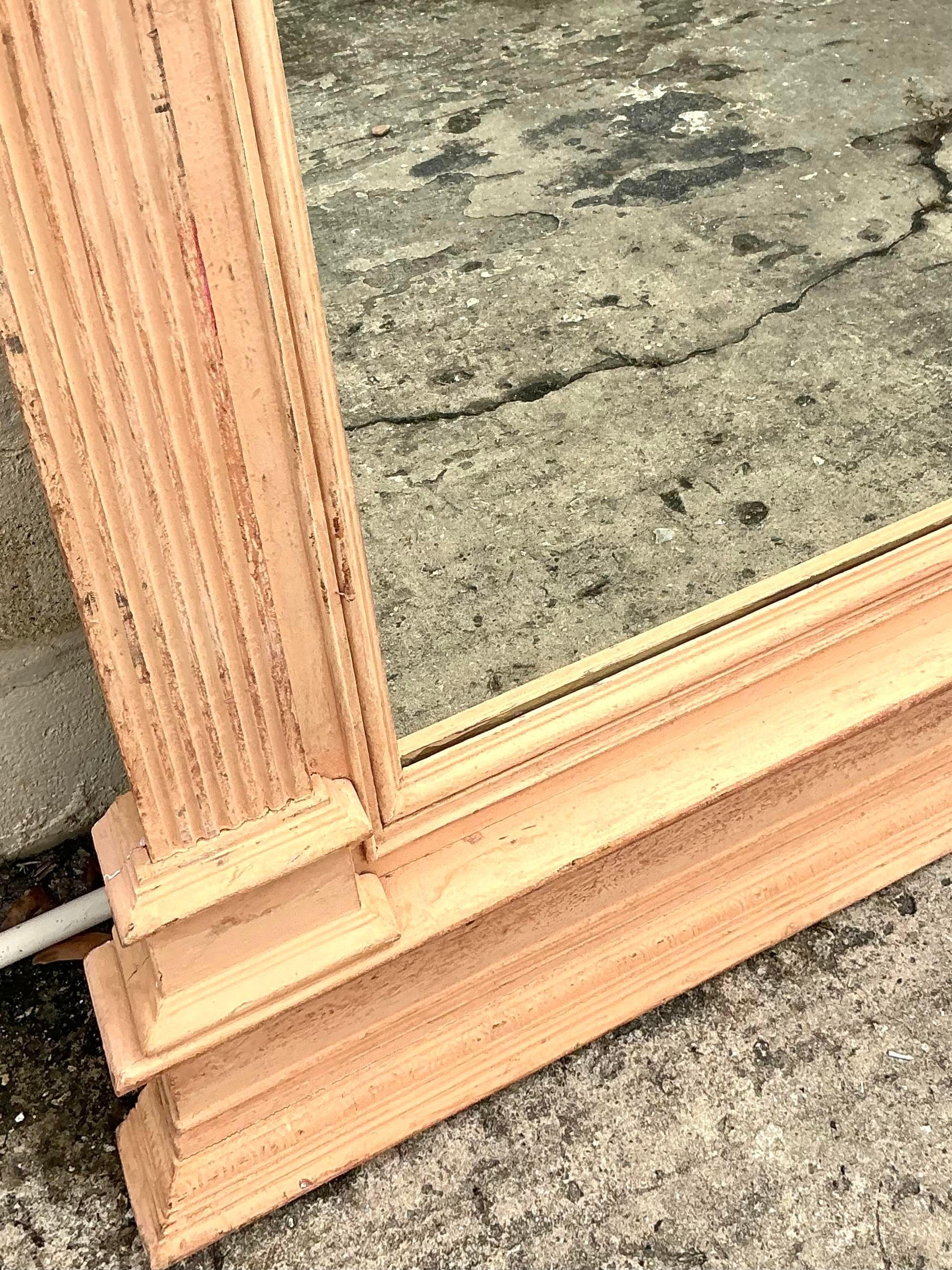 Questo specchio a colonna intagliato e patinato, che unisce l'America classica al fascino vintage del boho, presenta dettagli intricati che evocano un'eleganza senza tempo. La finitura invecchiata e il design ornato lo rendono un pezzo unico,