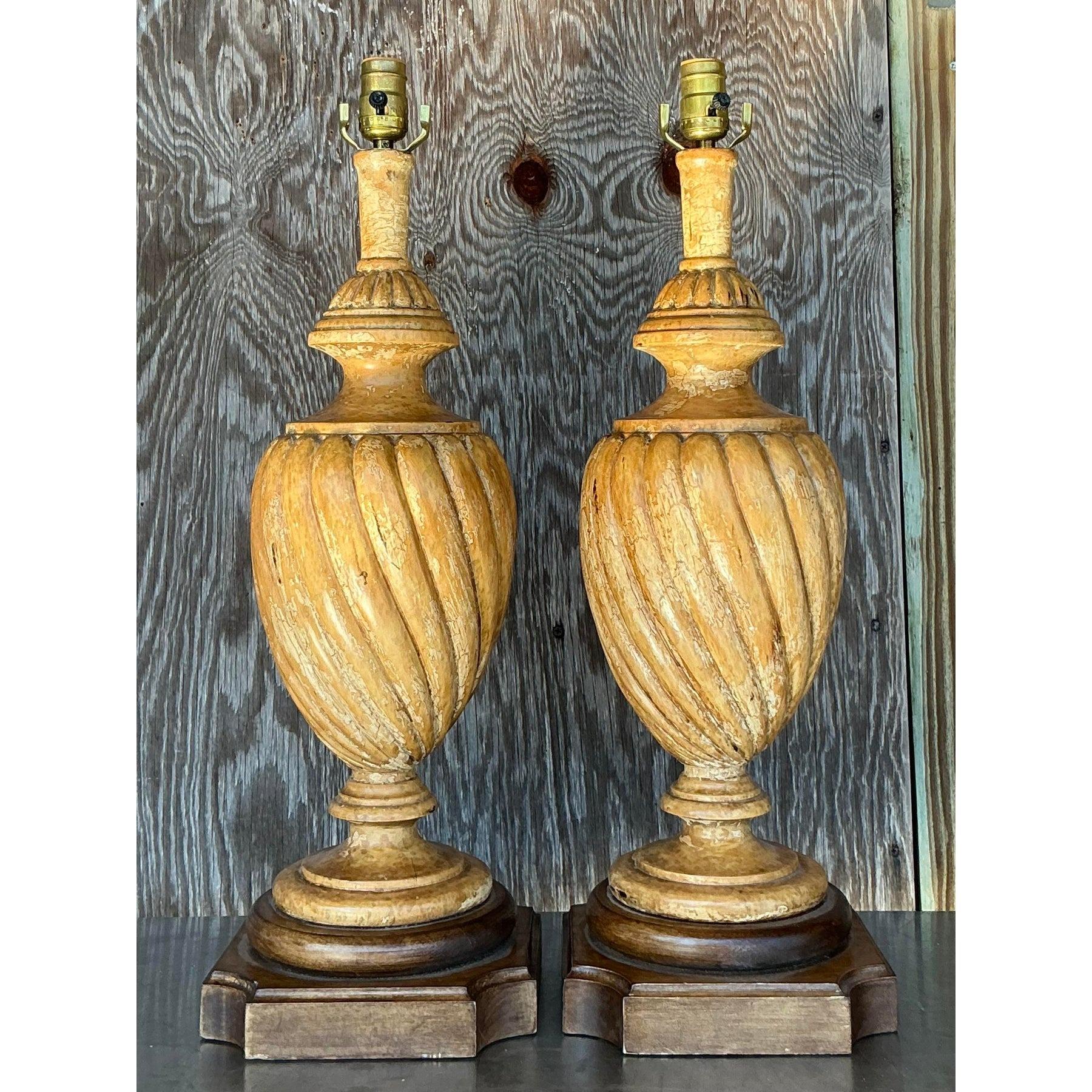 Lampade vintage in legno intagliato patinato Boho - una coppia in vendita 3