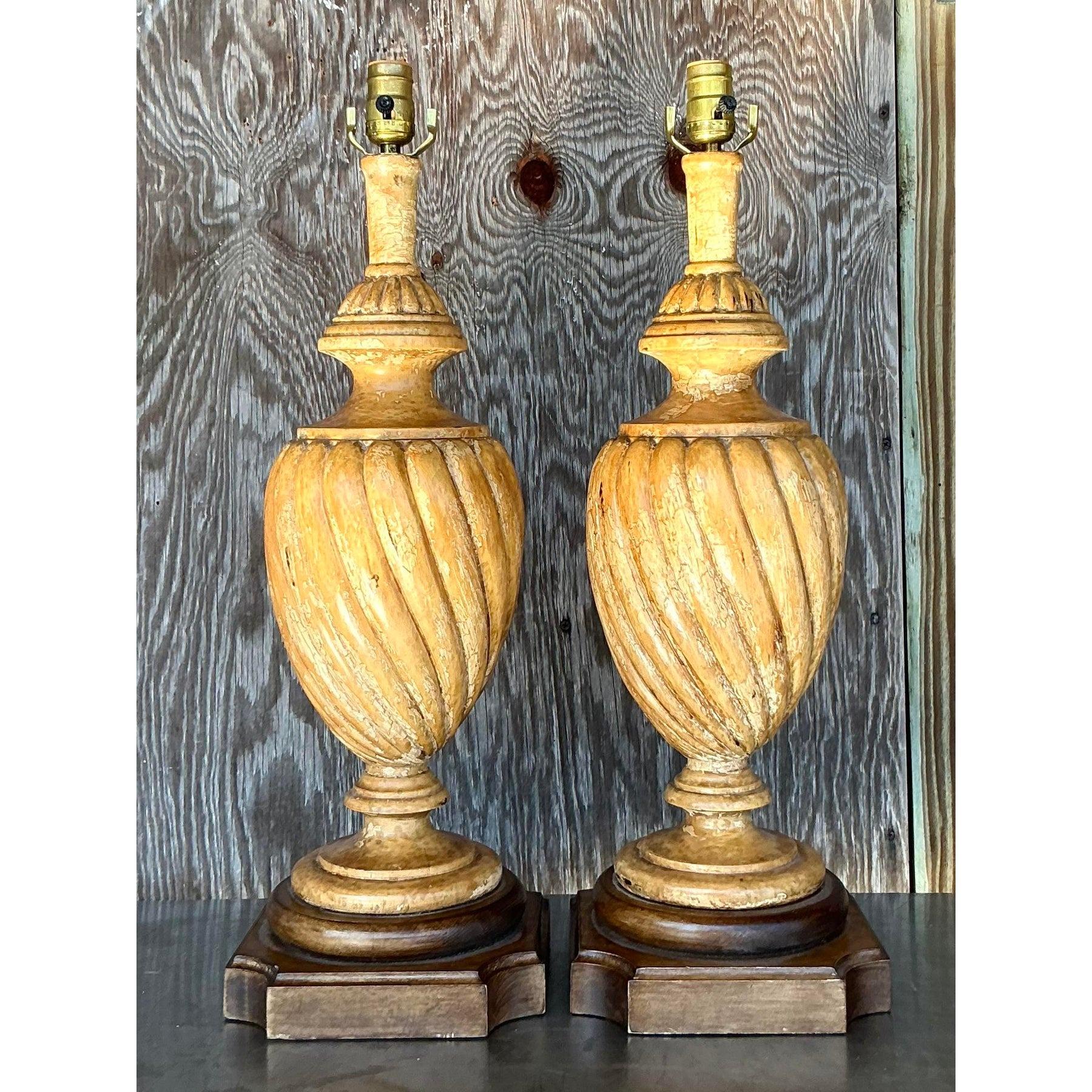 Lampade vintage in legno intagliato patinato Boho - una coppia in vendita 4