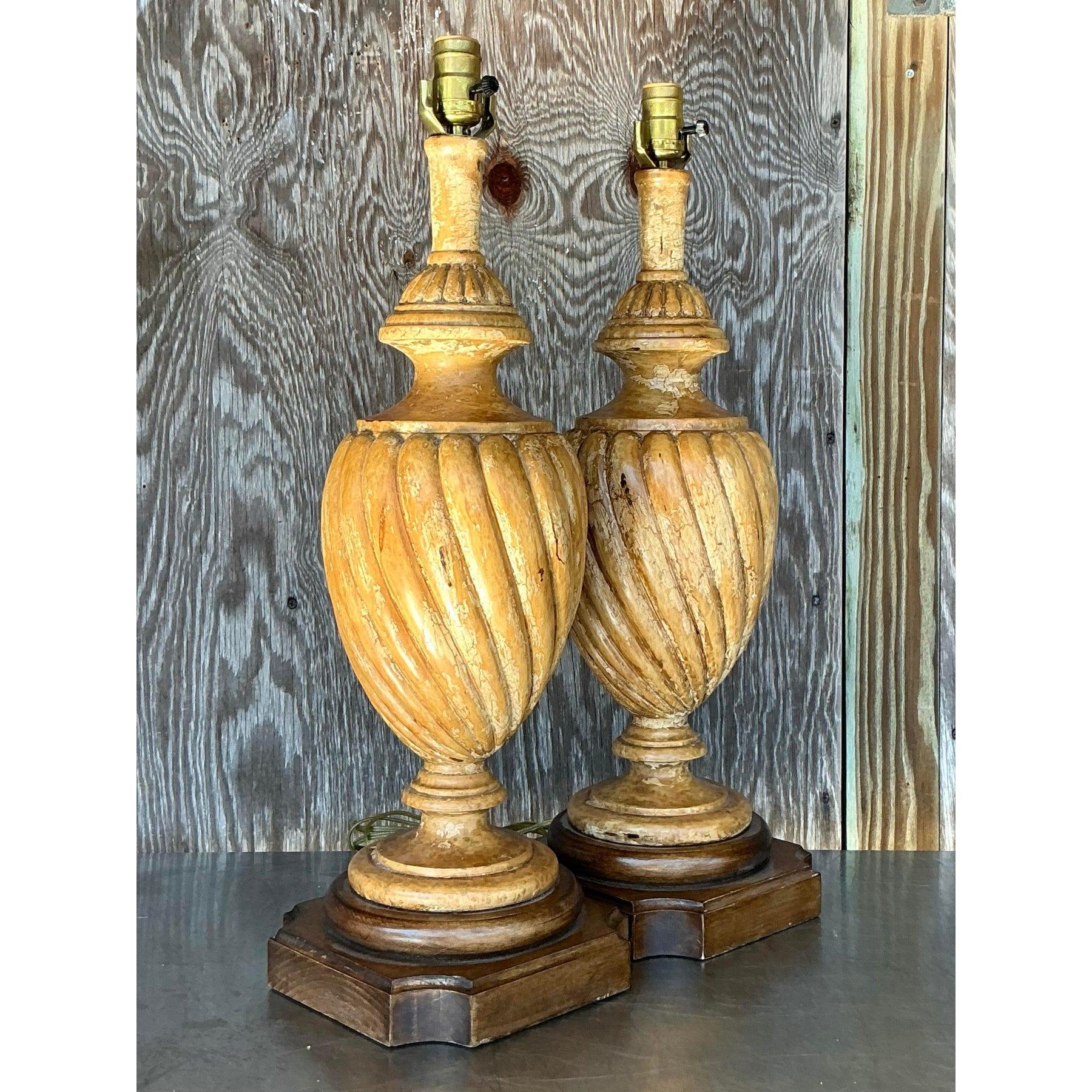 Valorizza i tuoi interni con questa splendida coppia di lampade vintage in legno intagliato e patinato di Wood. La loro lavorazione finemente dettagliata, caratterizzata da una calda finitura patinata e da intricati dettagli intagliati, evoca