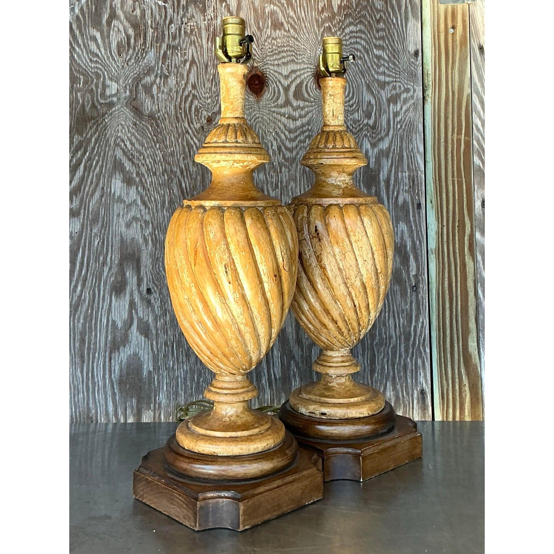 Rustico Lampade vintage in legno intagliato patinato Boho - una coppia in vendita
