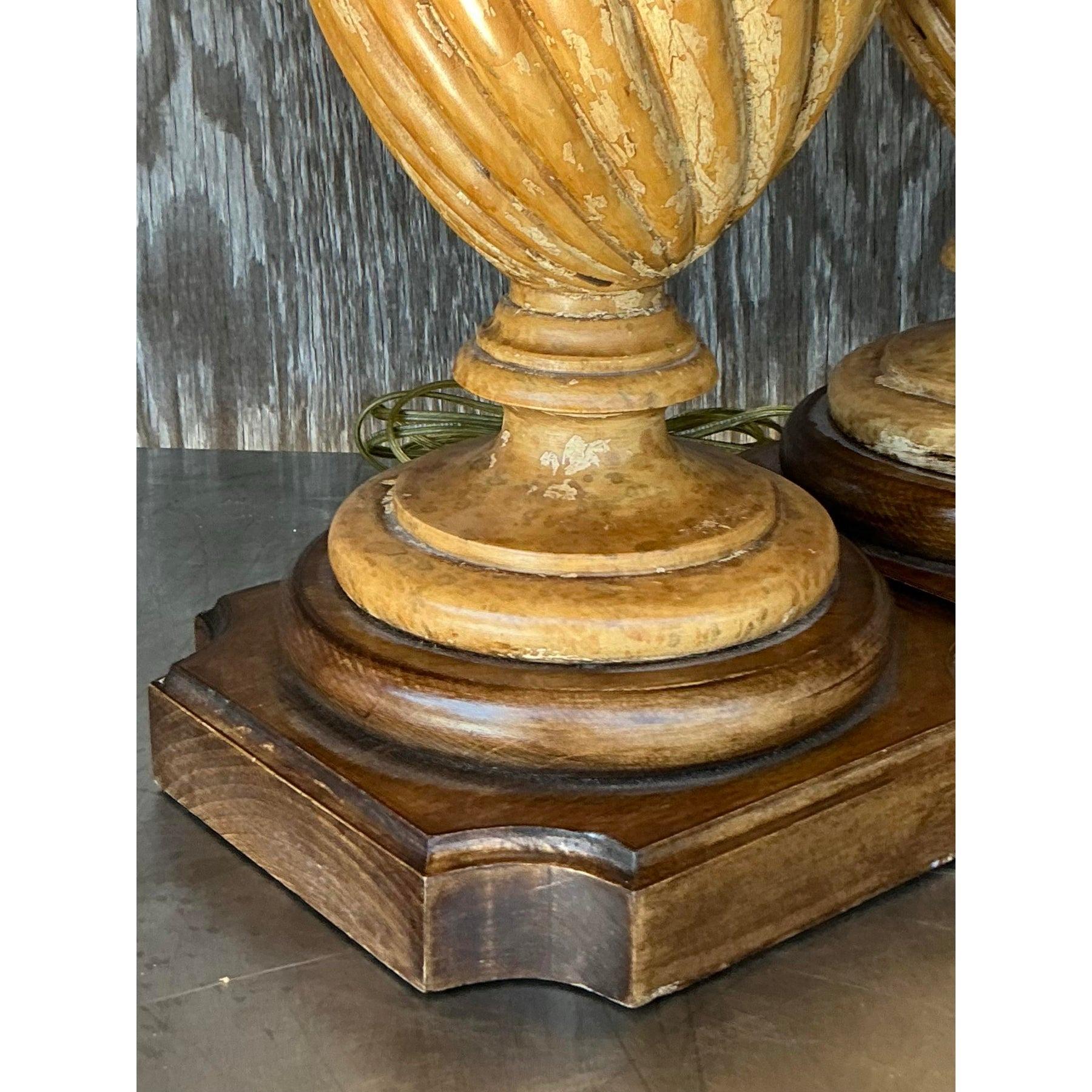 Americano Lampade vintage in legno intagliato patinato Boho - una coppia in vendita