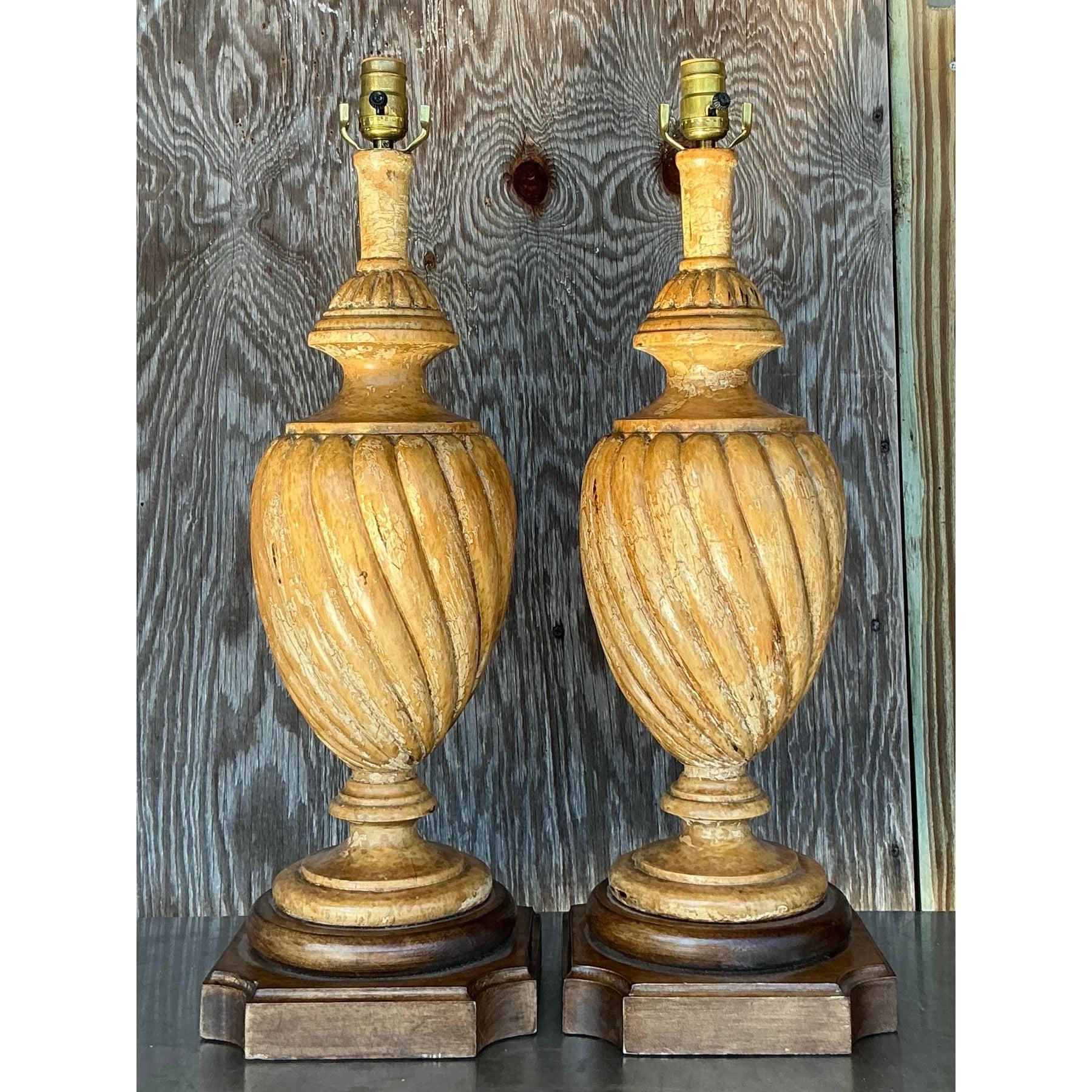 Lampade vintage in legno intagliato patinato Boho - una coppia In condizioni buone in vendita a west palm beach, FL