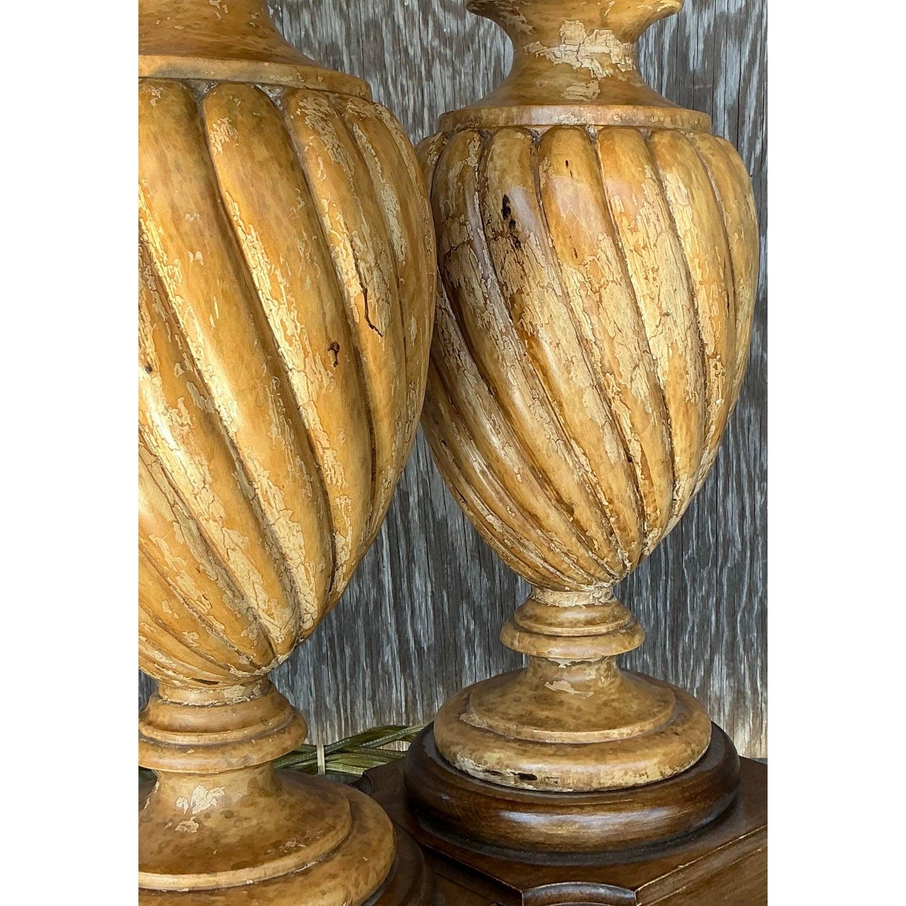 XX secolo Lampade vintage in legno intagliato patinato Boho - una coppia in vendita