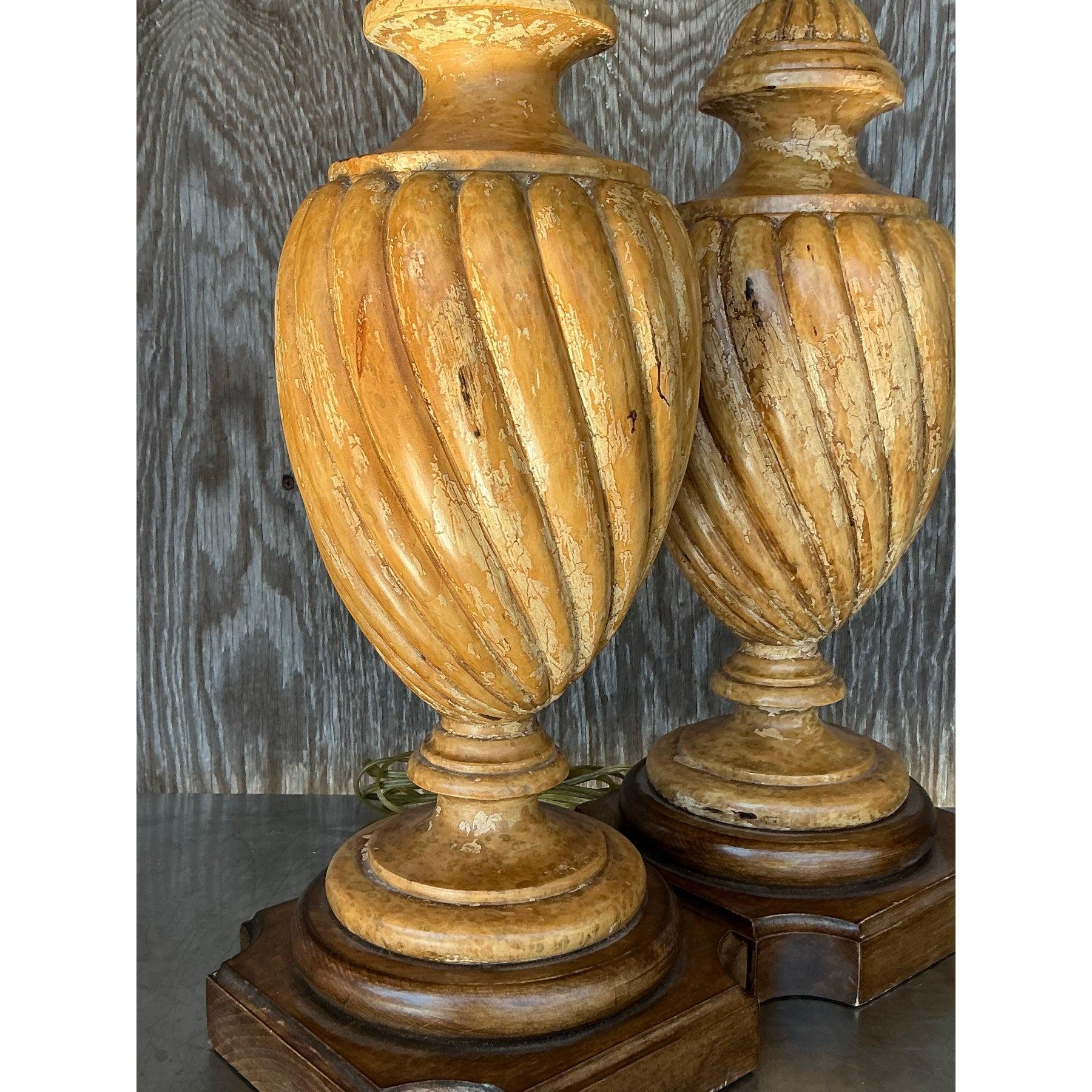 Lampade vintage in legno intagliato patinato Boho - una coppia in vendita 1