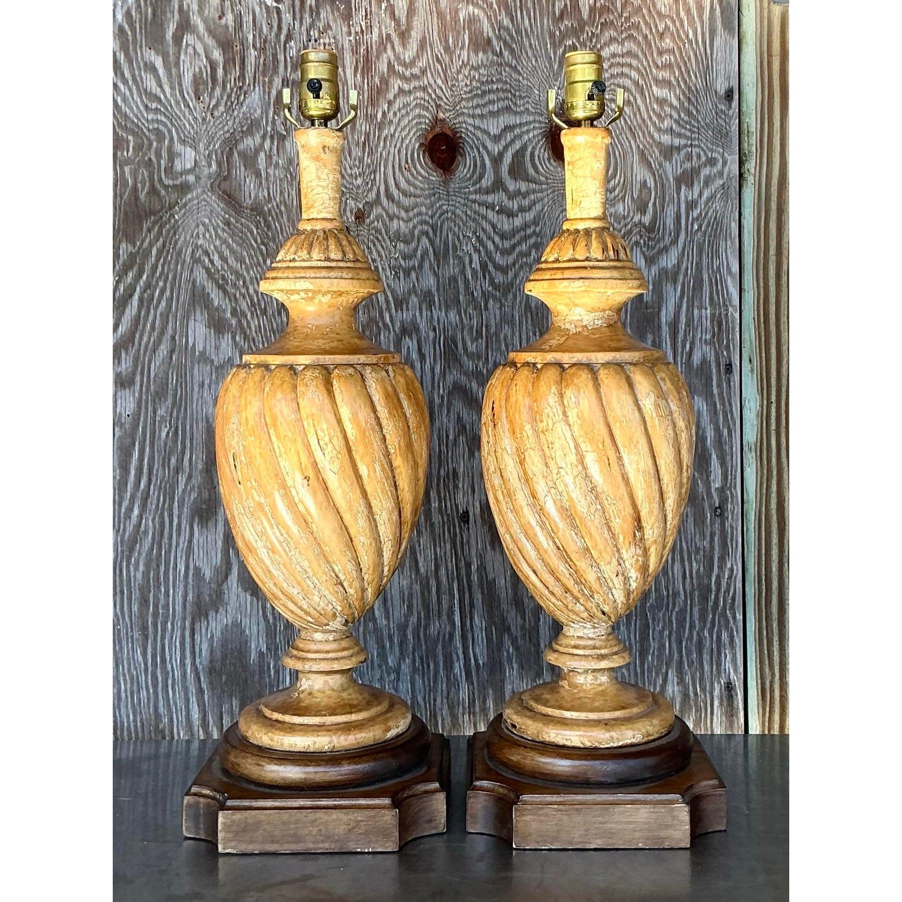 Lampade vintage in legno intagliato patinato Boho - una coppia in vendita 2