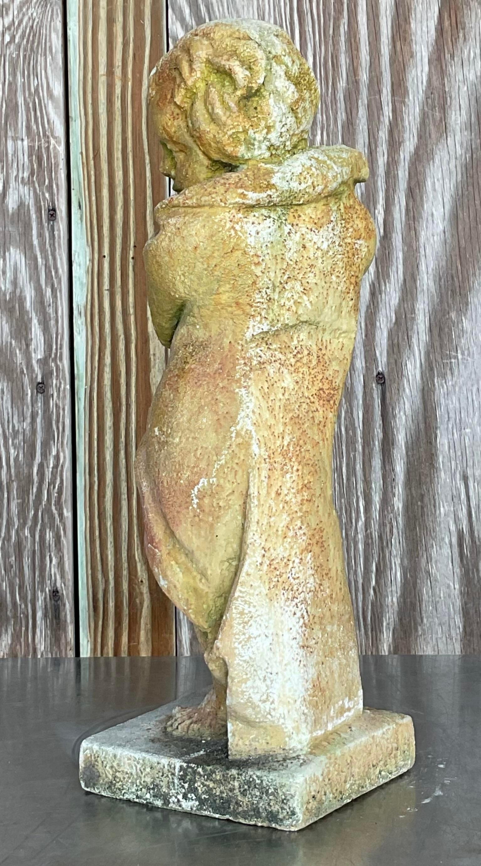 Aggiungi un fascino boho vintage al tuo spazio con questa statua di angelo putti in cemento patinato. Con la sua finitura resistente alle intemperie e i suoi dettagli intricati, questo pezzo di charme dona un tocco di eleganza rustica e di bellezza