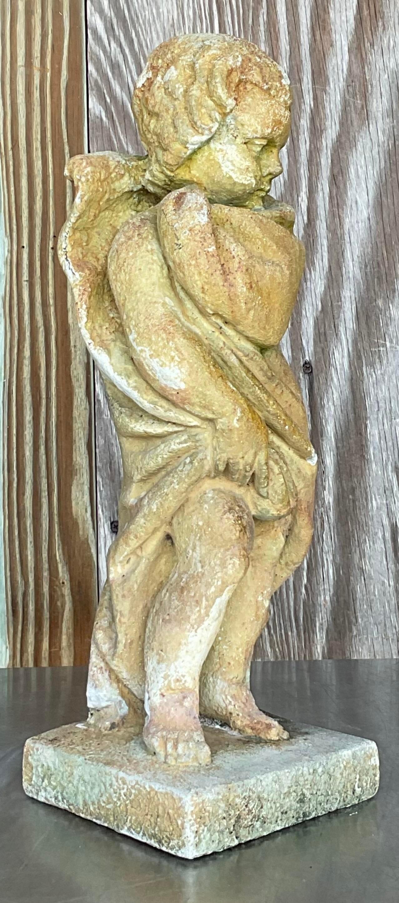 Statua di angelo putti in calcestruzzo patinato vintage Boho In condizioni buone in vendita a west palm beach, FL