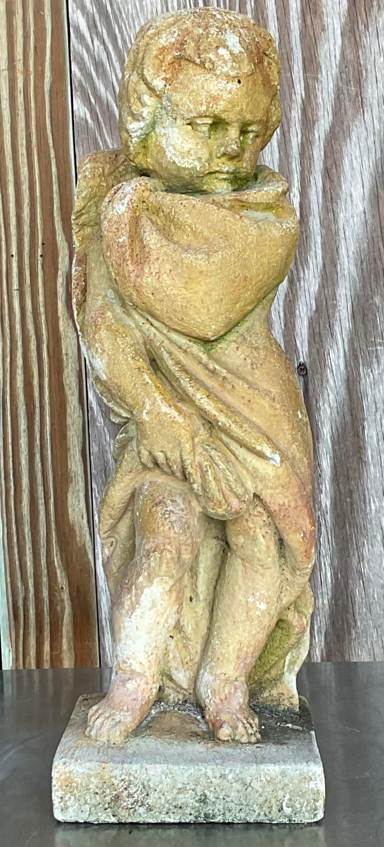 XX secolo Statua di angelo putti in calcestruzzo patinato vintage Boho in vendita