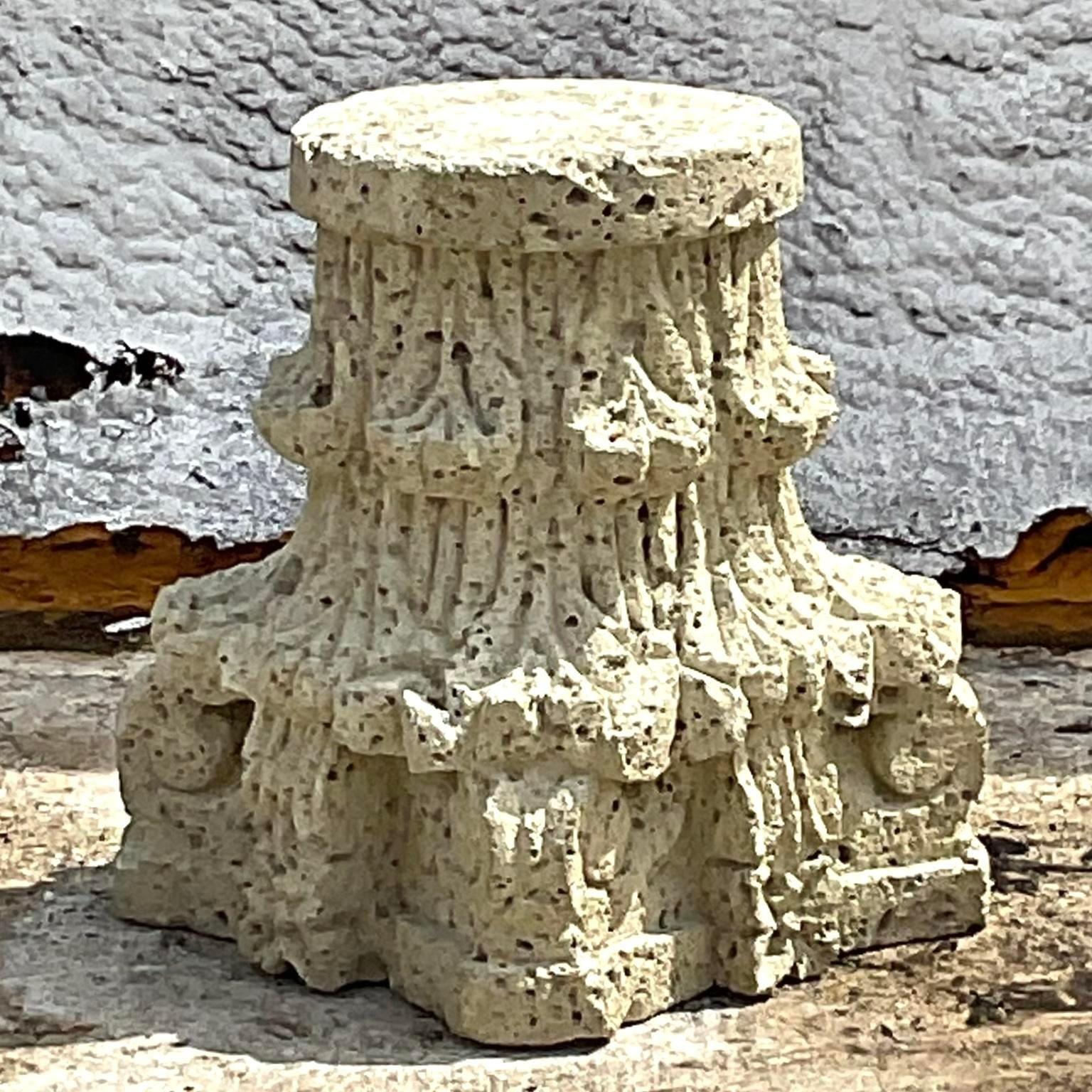 Agrémentez votre espace d'une touche de charme historique grâce à cette colonne architecturale en pierre moulée patinée Vintage Boho. Sa finition vieillie et ses détails complexes évoquent l'artisanat américain classique, ce qui en fait un point de